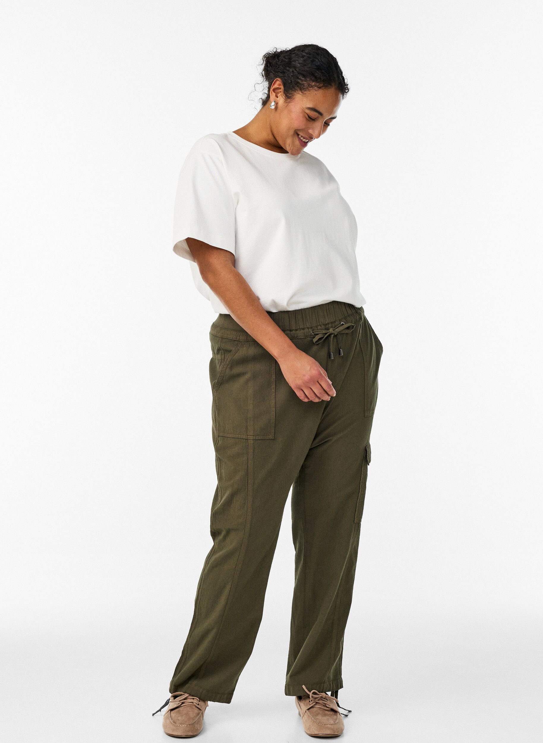 Zizzi Pantalon cargo ample en coton, Vert fonc&eacute;, Model image number 2