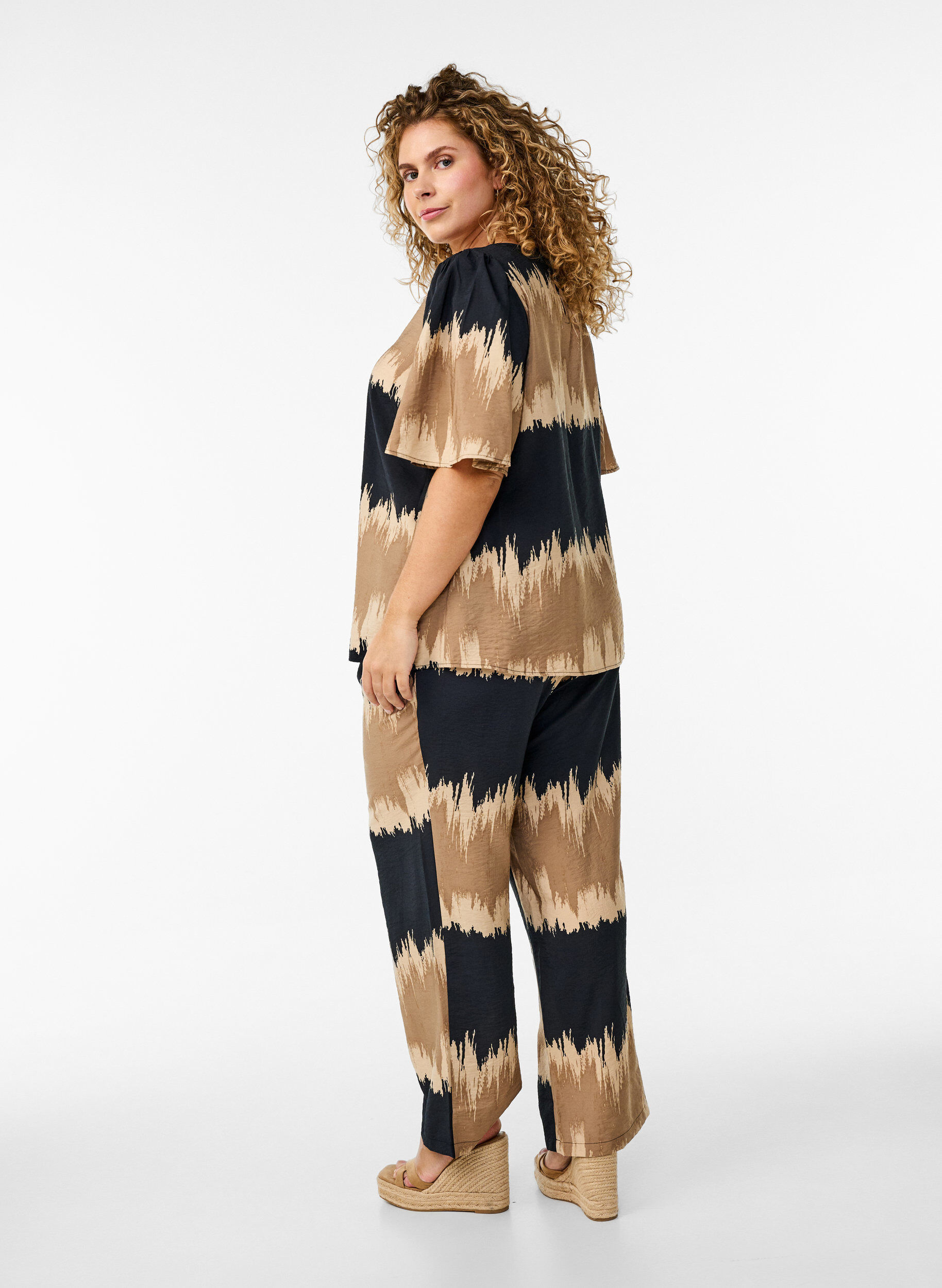 Zizzi Pantalon ample &agrave; imprim&eacute; graphique, Noir, Model image number 1