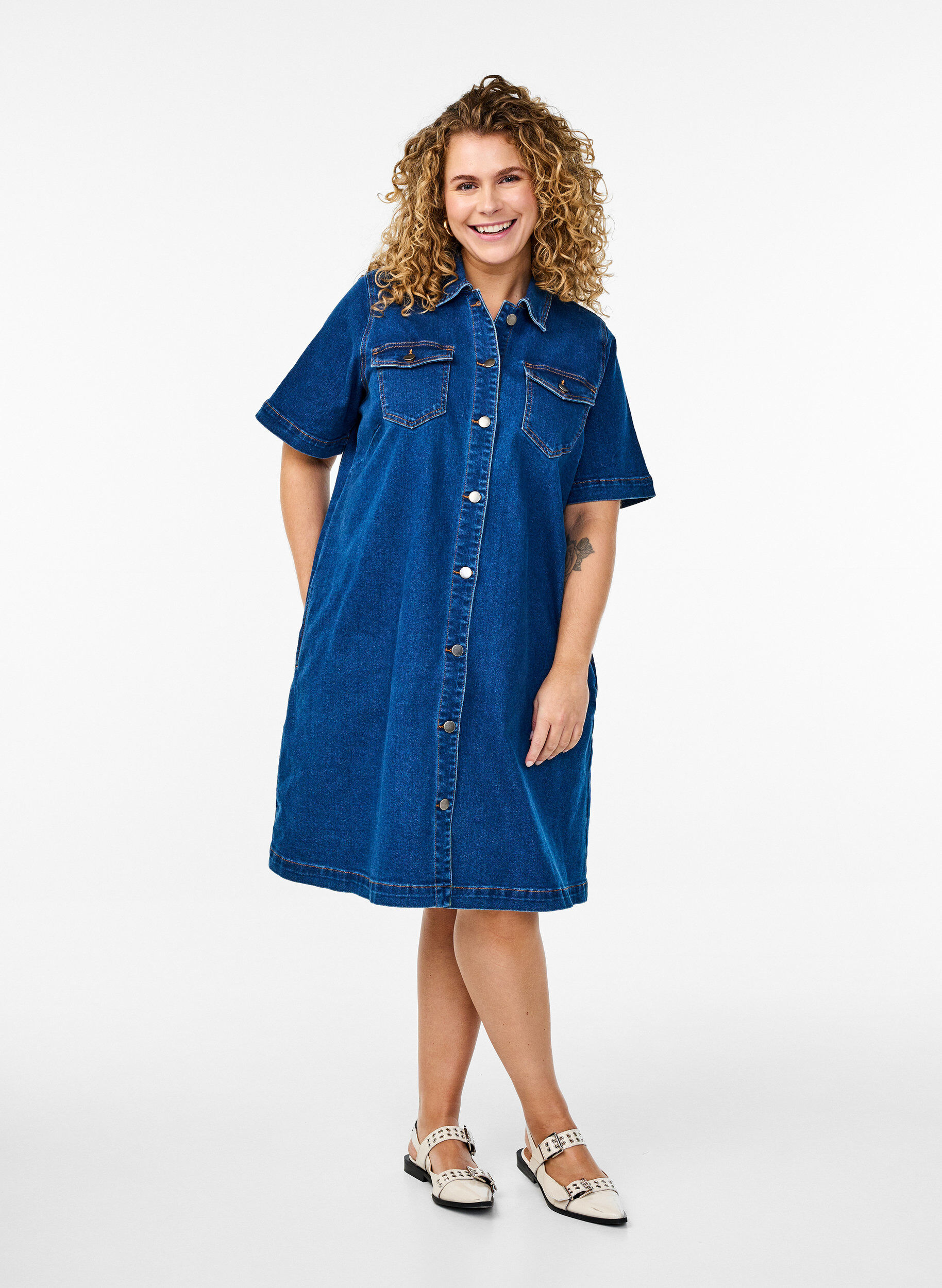 Zizzi Robe en denim avec boutons et manches courtes, Bleu, Model image number 1
