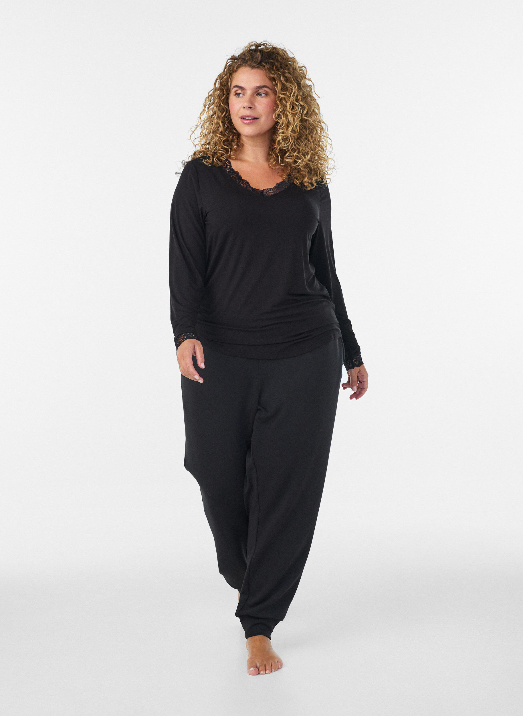 ZizziBlouse en viscose avec d&eacute;tails en dentelle et col en V, Noir, Model image number 1