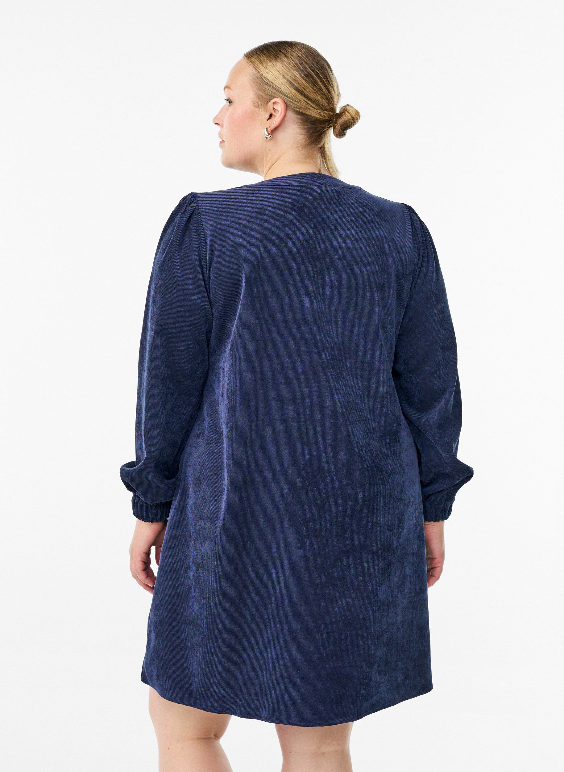 Zizzi Robe courte en velours &agrave; manches longues, Bleu, Model image number 2