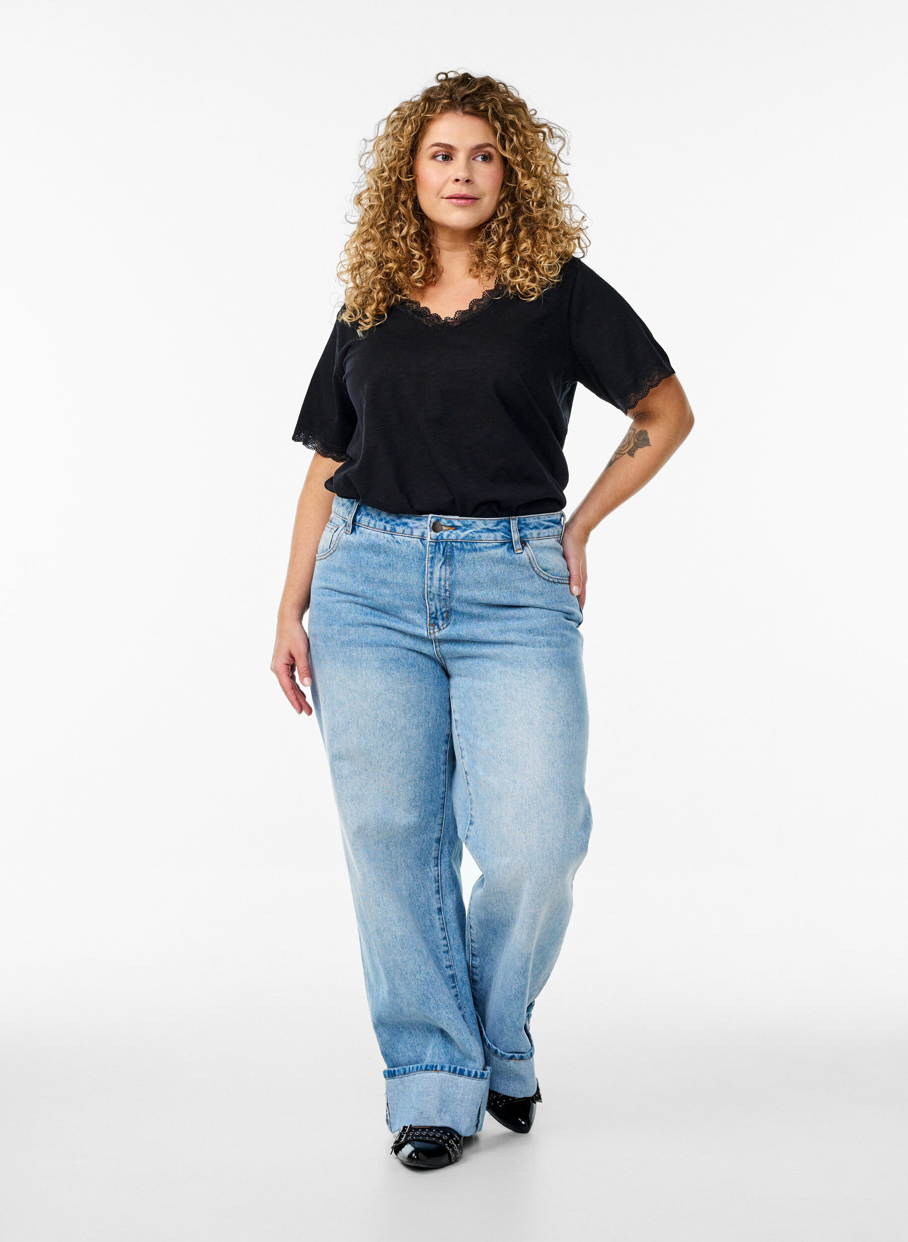 Zizzi T-shirt avec finitions en dentelle, Noir, Model image number 1