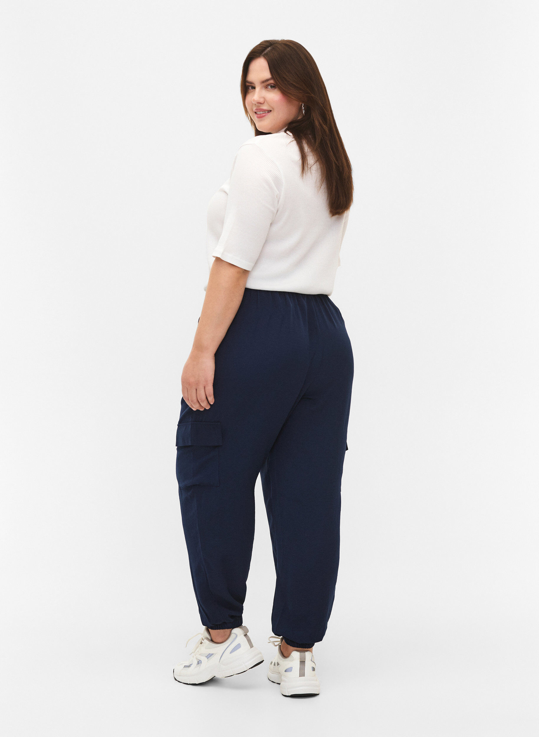 Zizzi Pantalon &agrave; poches cargo, Navy Blazer, Model image number 1