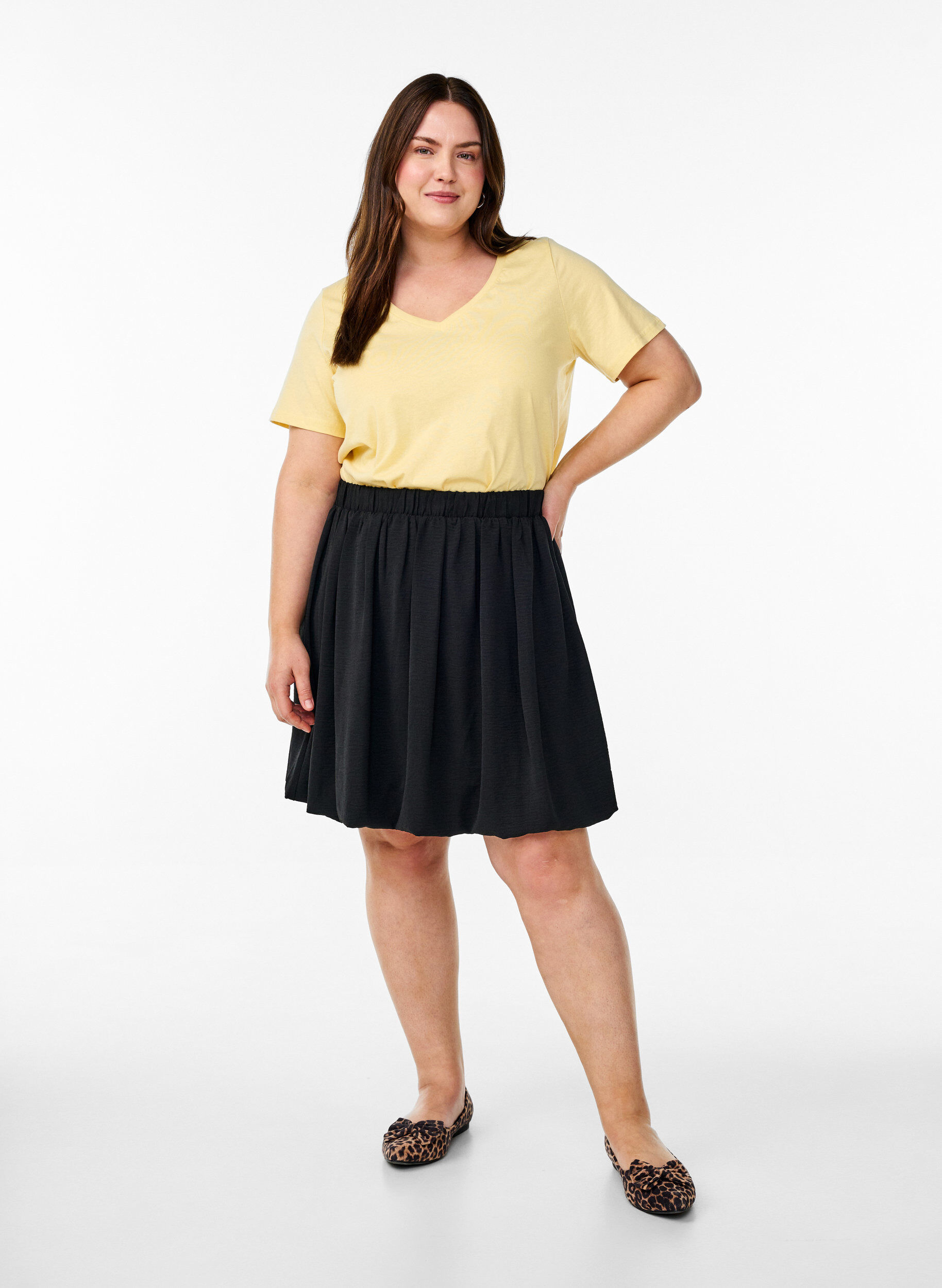 Zizzi T-shirt &agrave; manches courtes avec col V, Jaune clair, Model image number 1