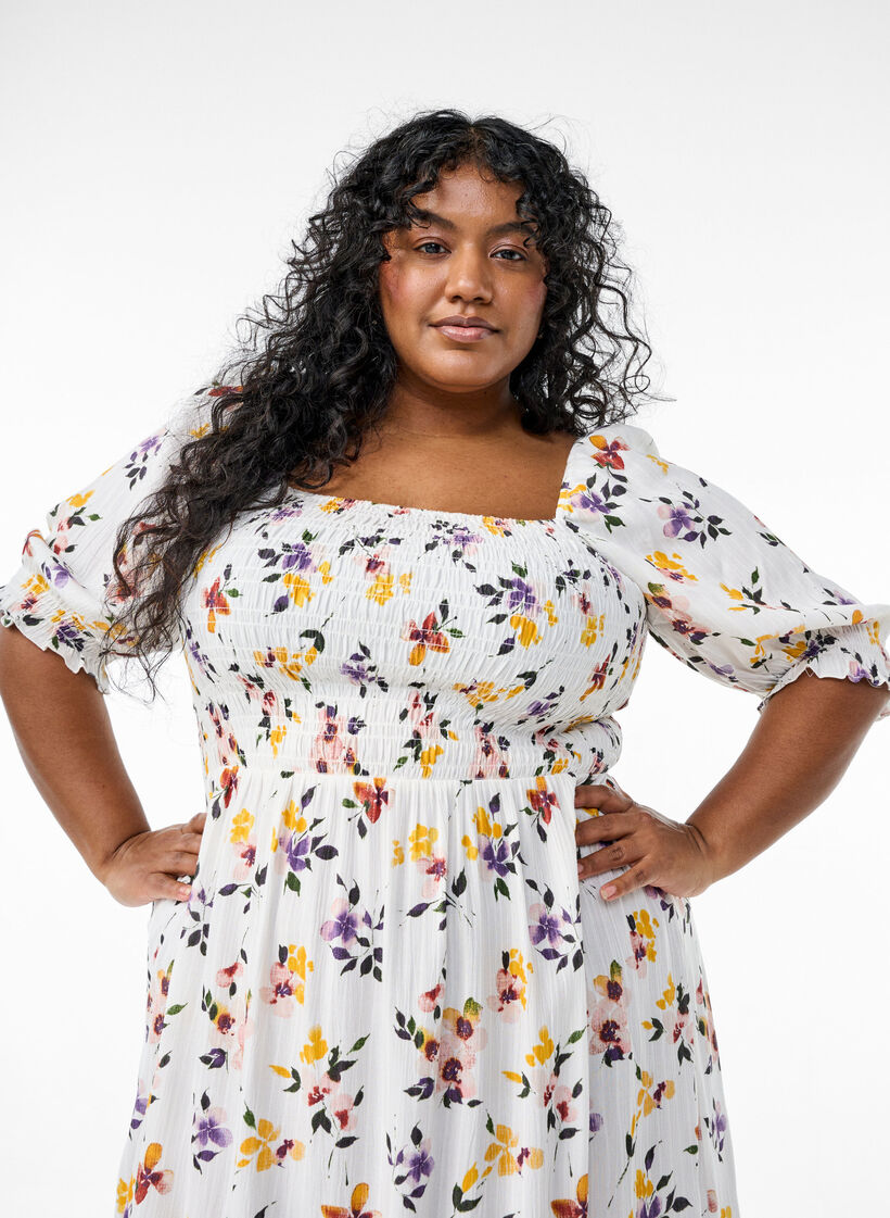 Robe midi en viscose &agrave; fleurs avec smock, Blanc, Model image number 2