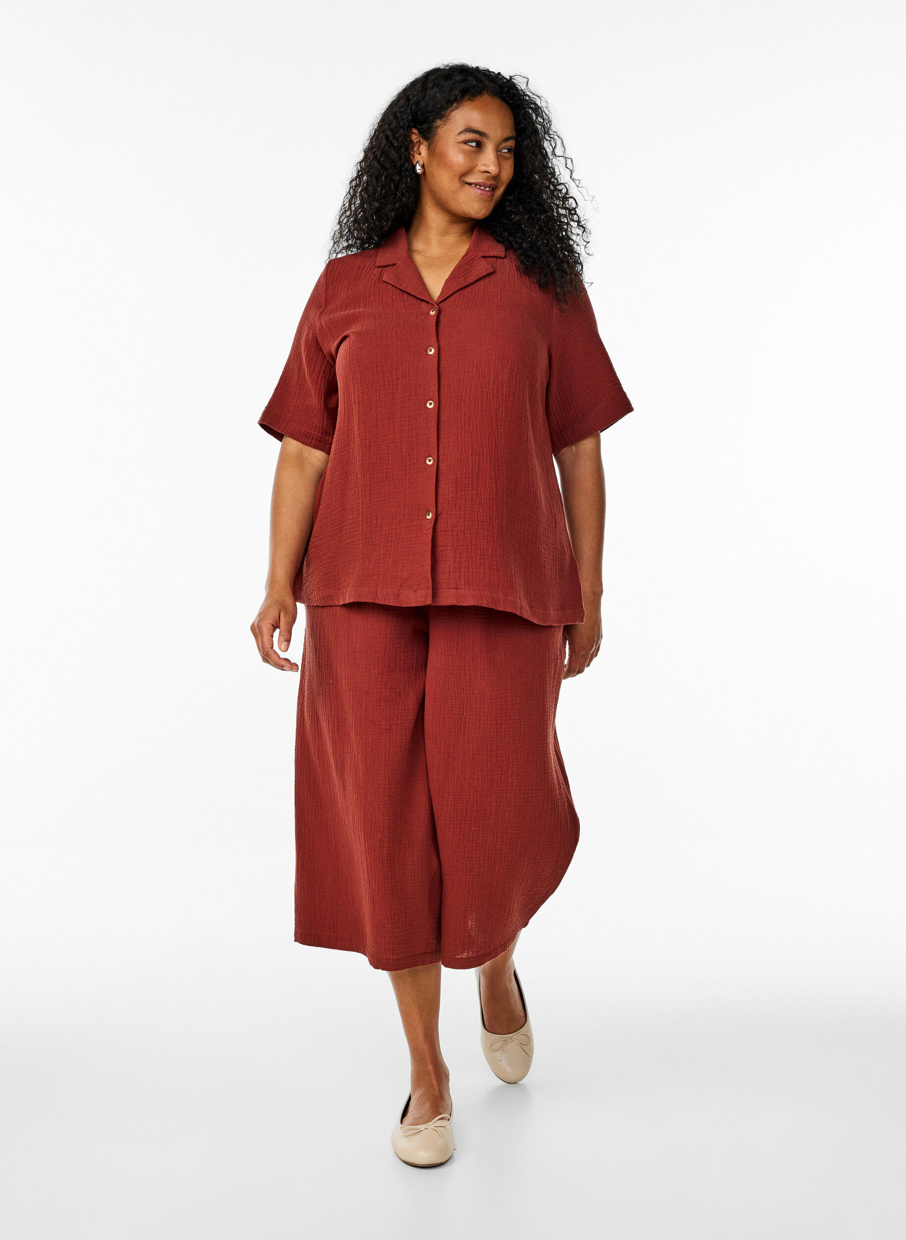 Zizzi Pantalon culotte en mousseline de coton avec taille haute, Bordeaux, Model image number 0