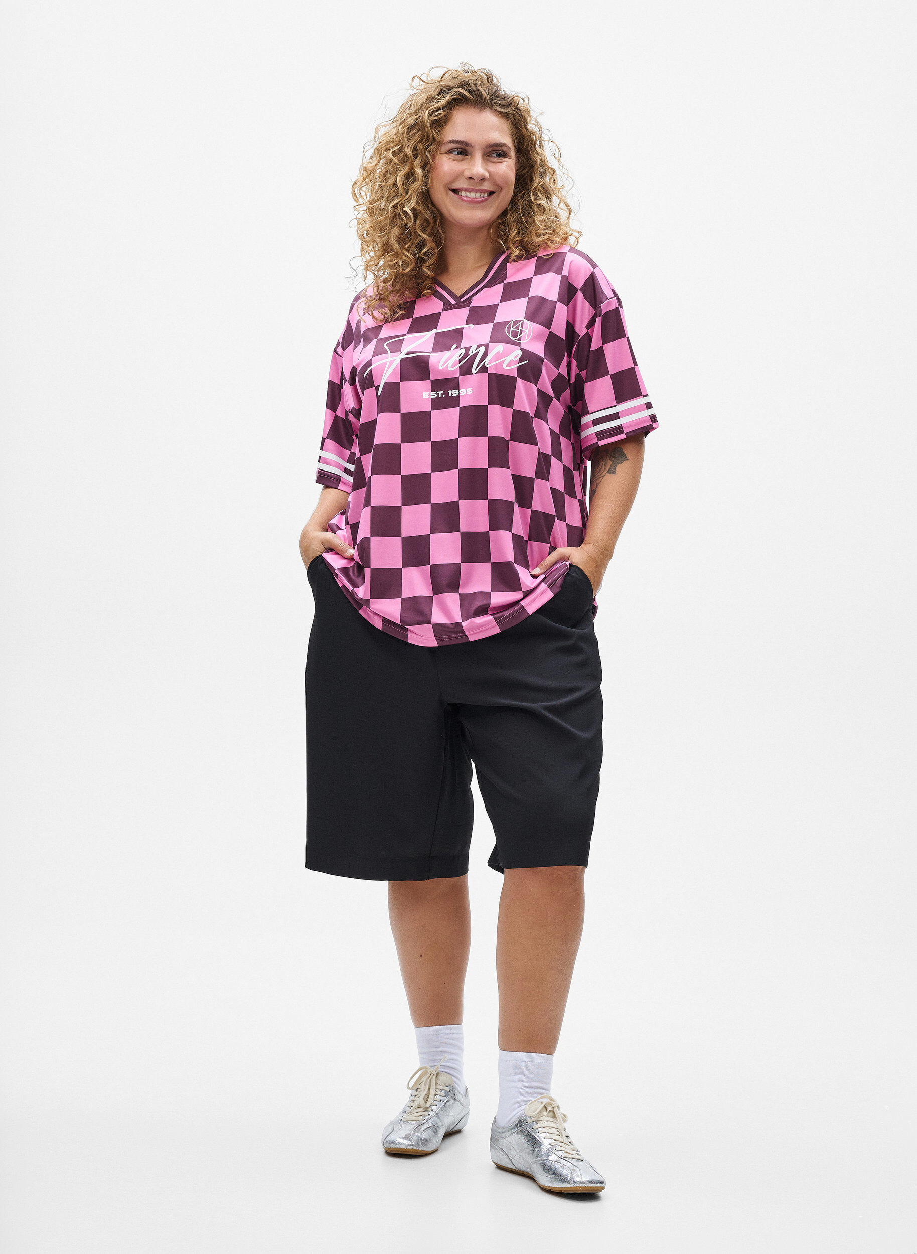 Zizzi T-shirt sport imprim&eacute; carreaux et texte, Bordeaux, Model image number 1