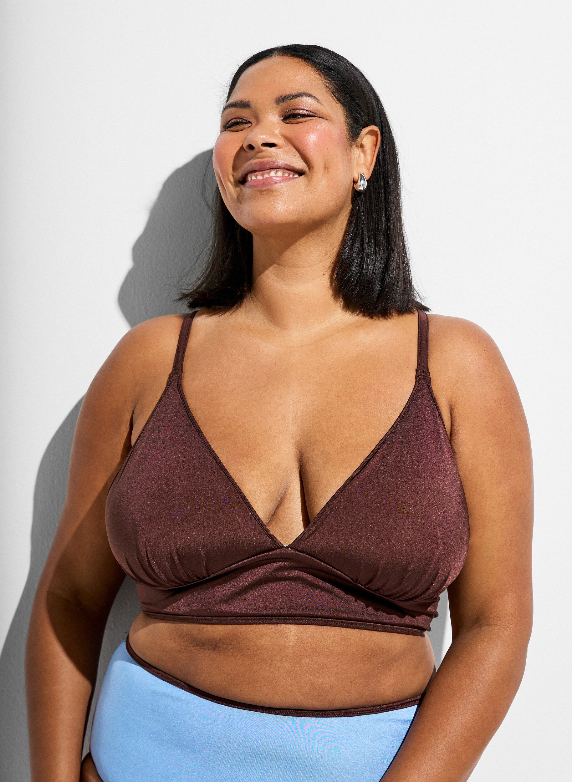 Haut de bikini r&eacute;versible avec d&eacute;collet&eacute; en V et bretelles crois&eacute;es dans le dos, Marron, Model