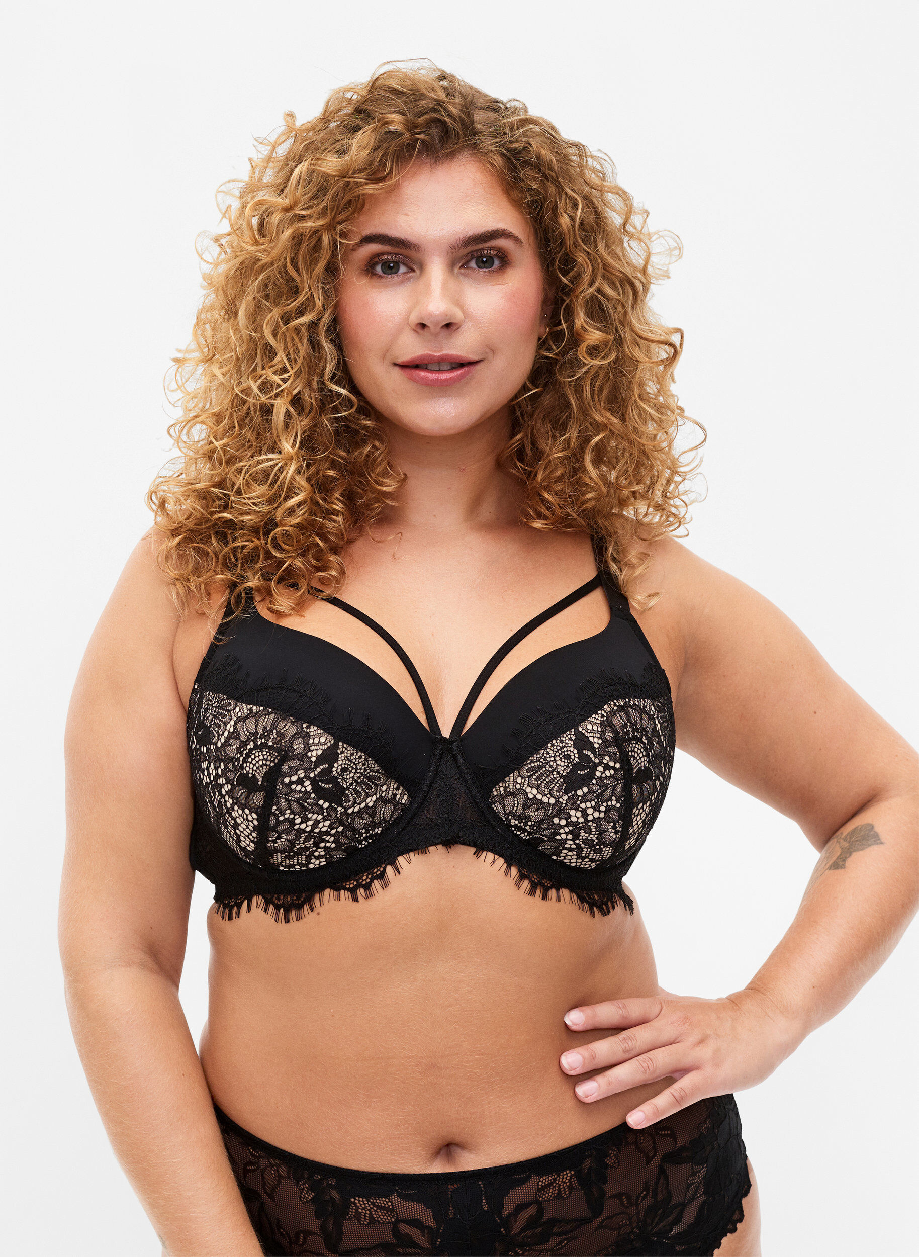 Zizzi Soutien-gorge rembourr&eacute; avec dentelle et lacet, Black, Model image number 0