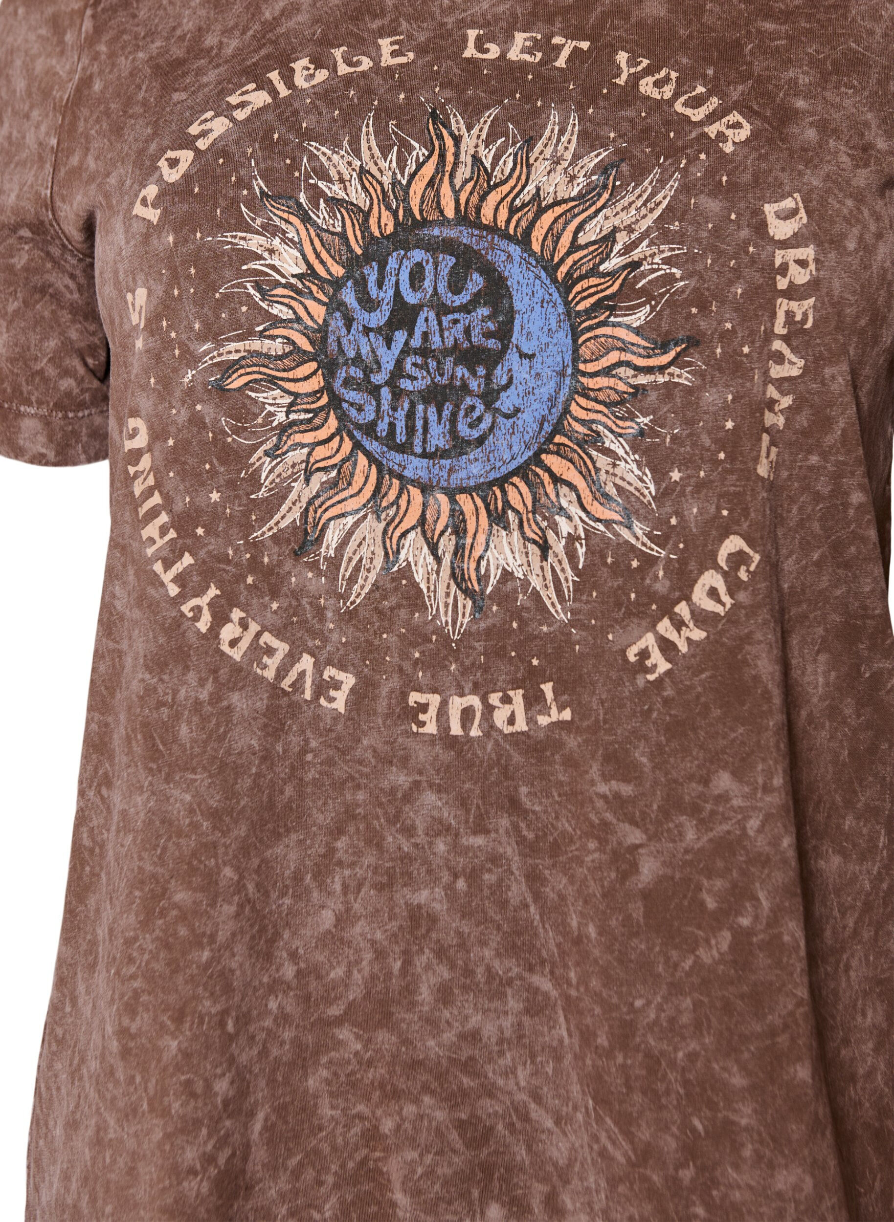 Zizzi T-shirt en coton avec imprim&eacute; devant, Marron, Packshot image number 2