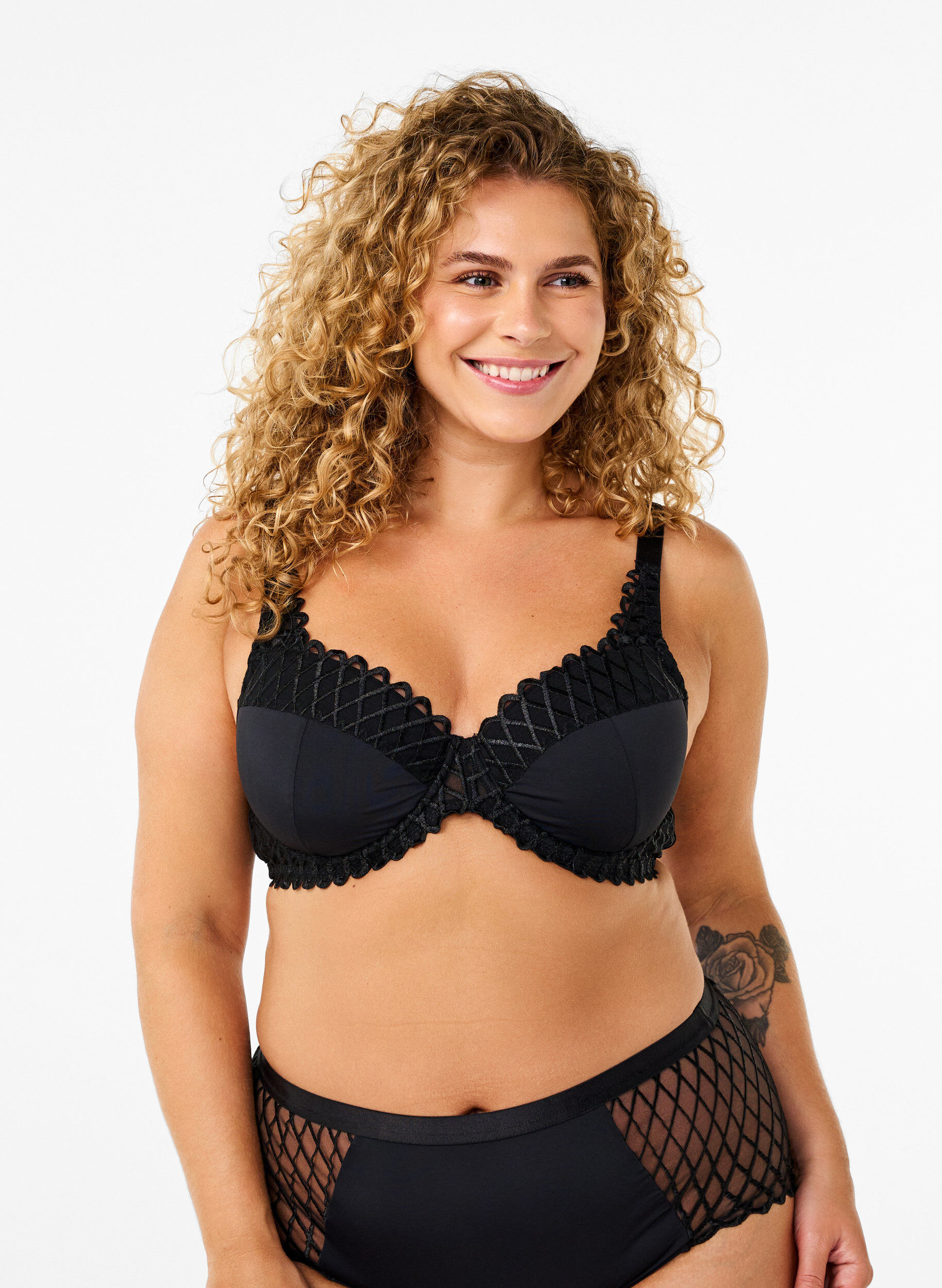 Zizzi Soutien-gorge rembourr&eacute; avec armature et d&eacute;tails en dentelle, Noir, Model image number 0