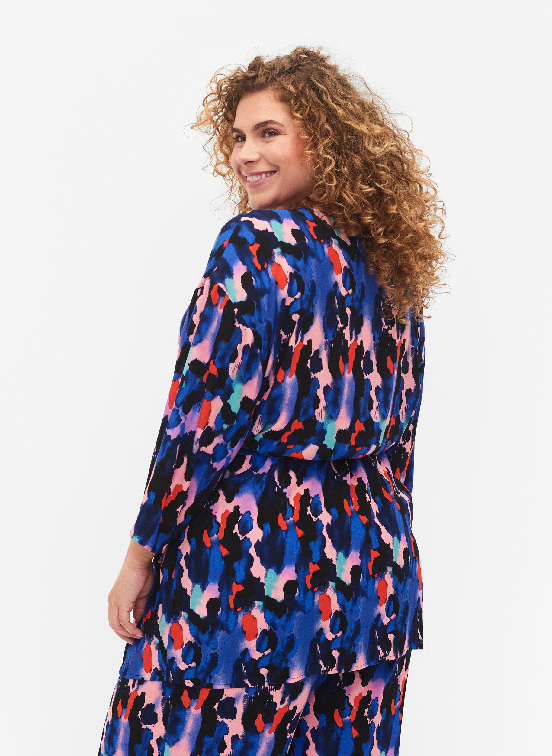 Zizzi Kimono en viscose avec imprim&eacute;, Colorful Animal, Model image number 1
