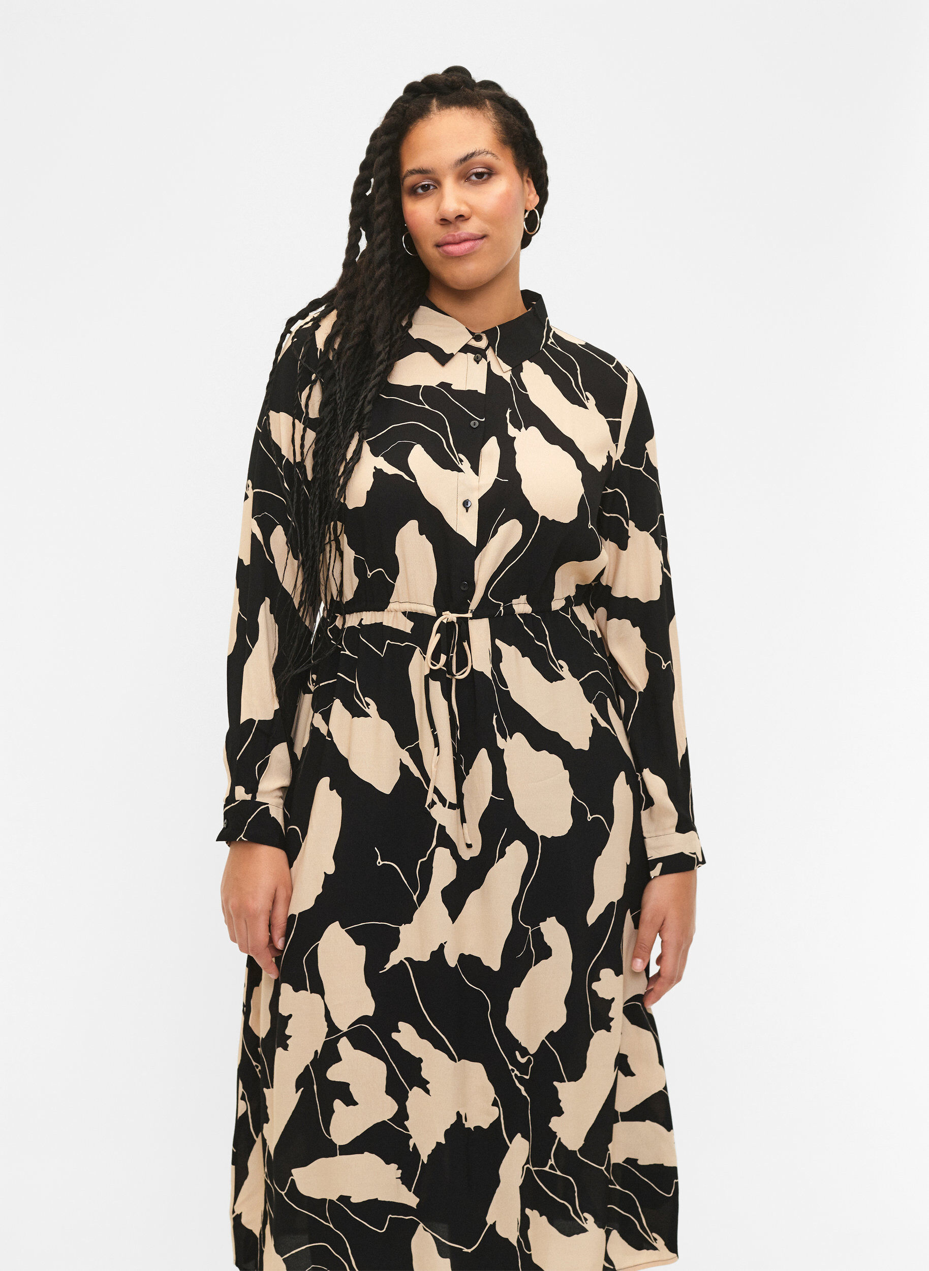 Zizzi Robe midi &agrave; manches longues en viscose avec imprim&eacute;, Black AOP, Model image number 0