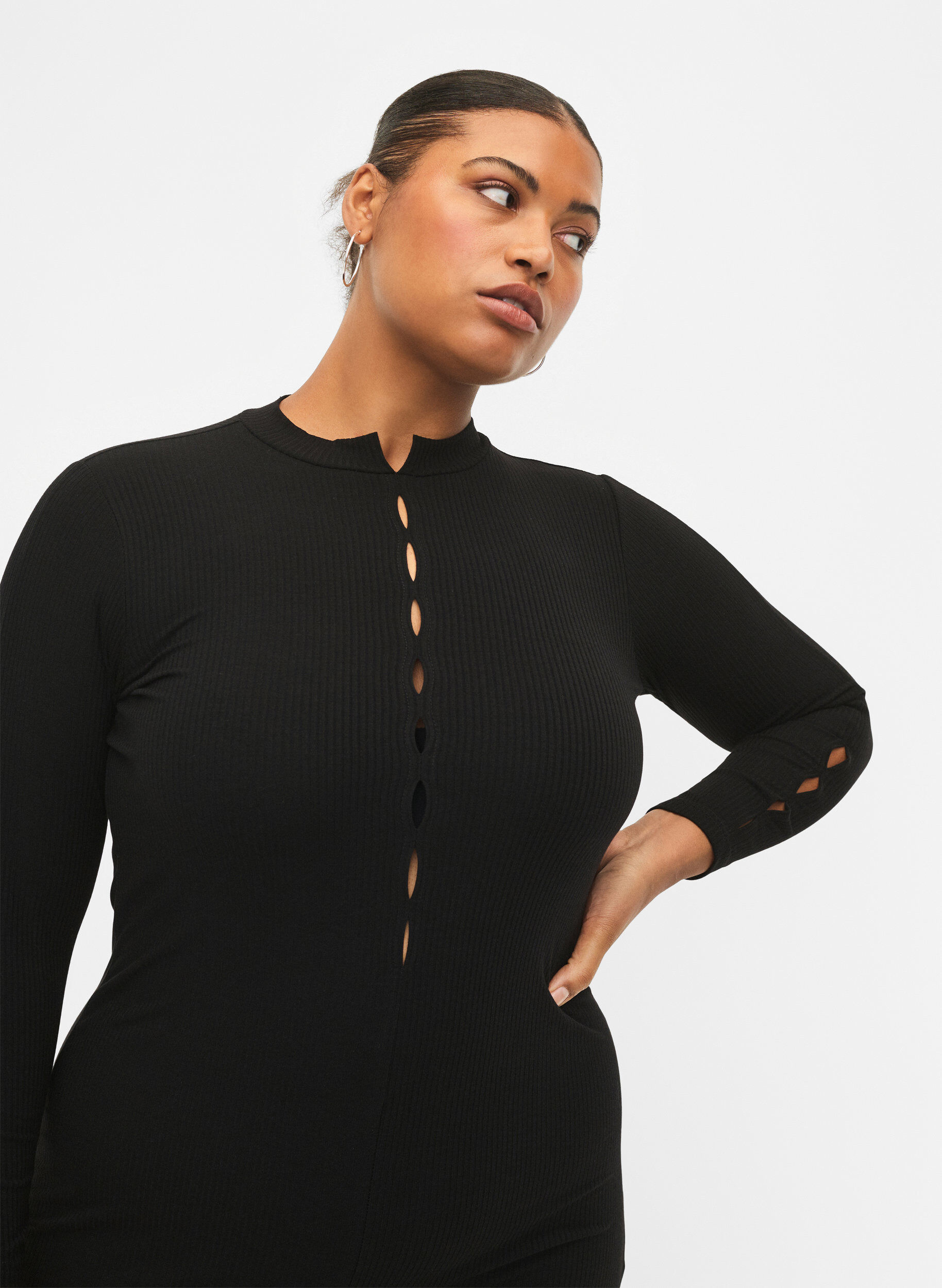 Zizzi Robe ajust&eacute;e avec des d&eacute;coupes, Black, Model image number 2