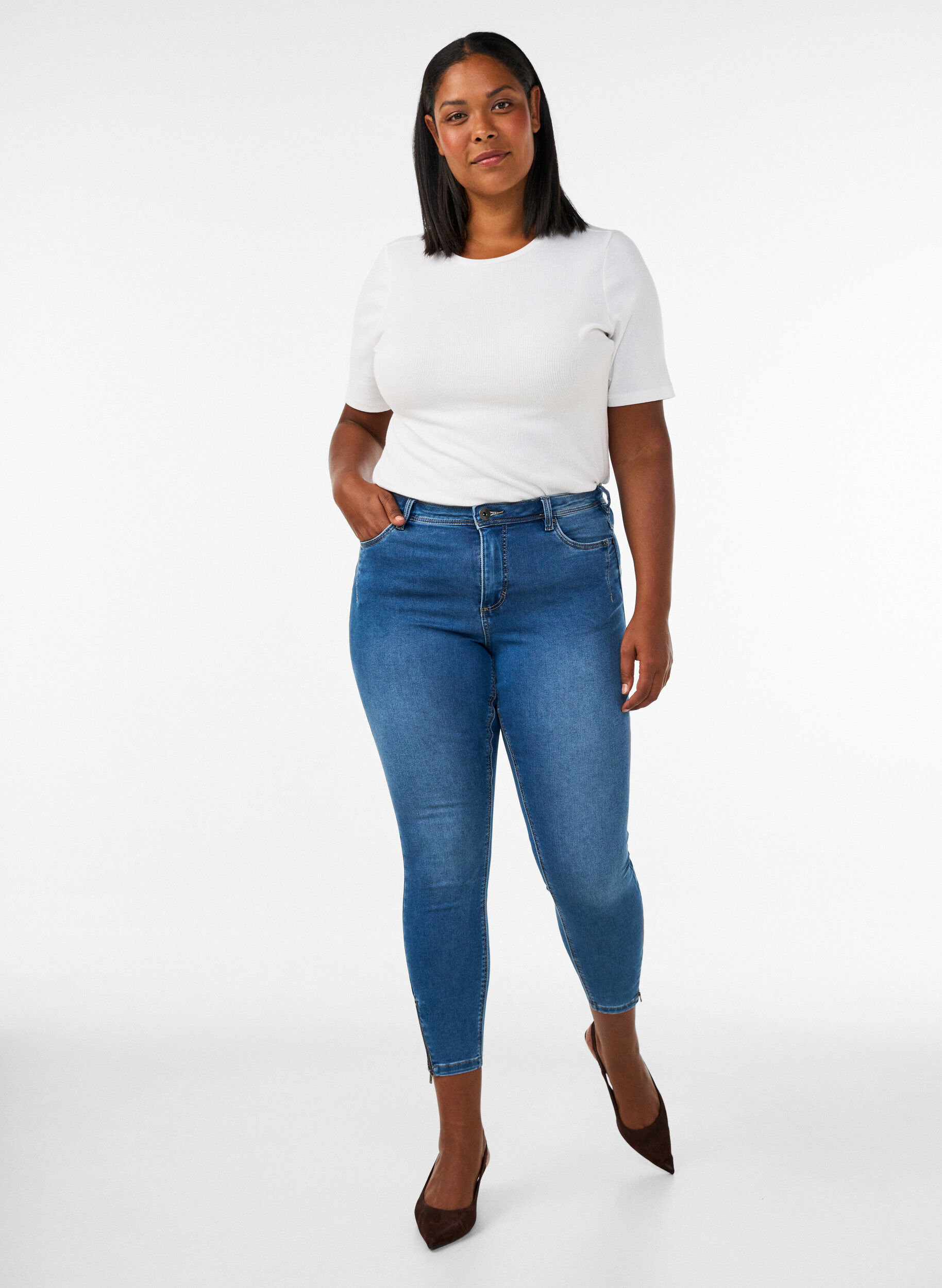 Jean crop Amy avec d&eacute;tails zipp&eacute;s, Bleu, Model