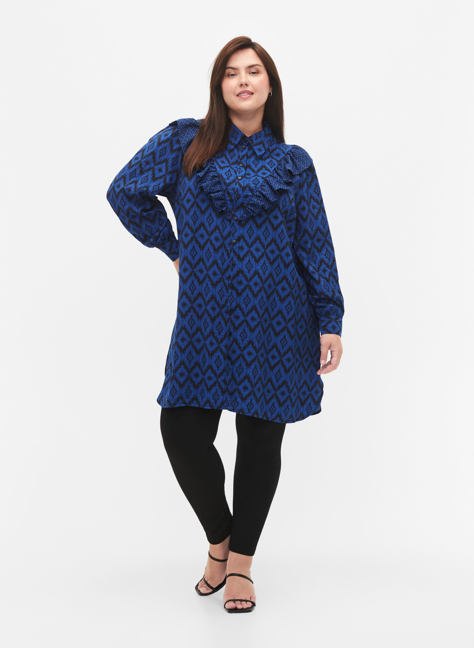 Zizzi Chemise longue en viscose avec imprim&eacute; et volants, True blue w. Black, Model image number 2