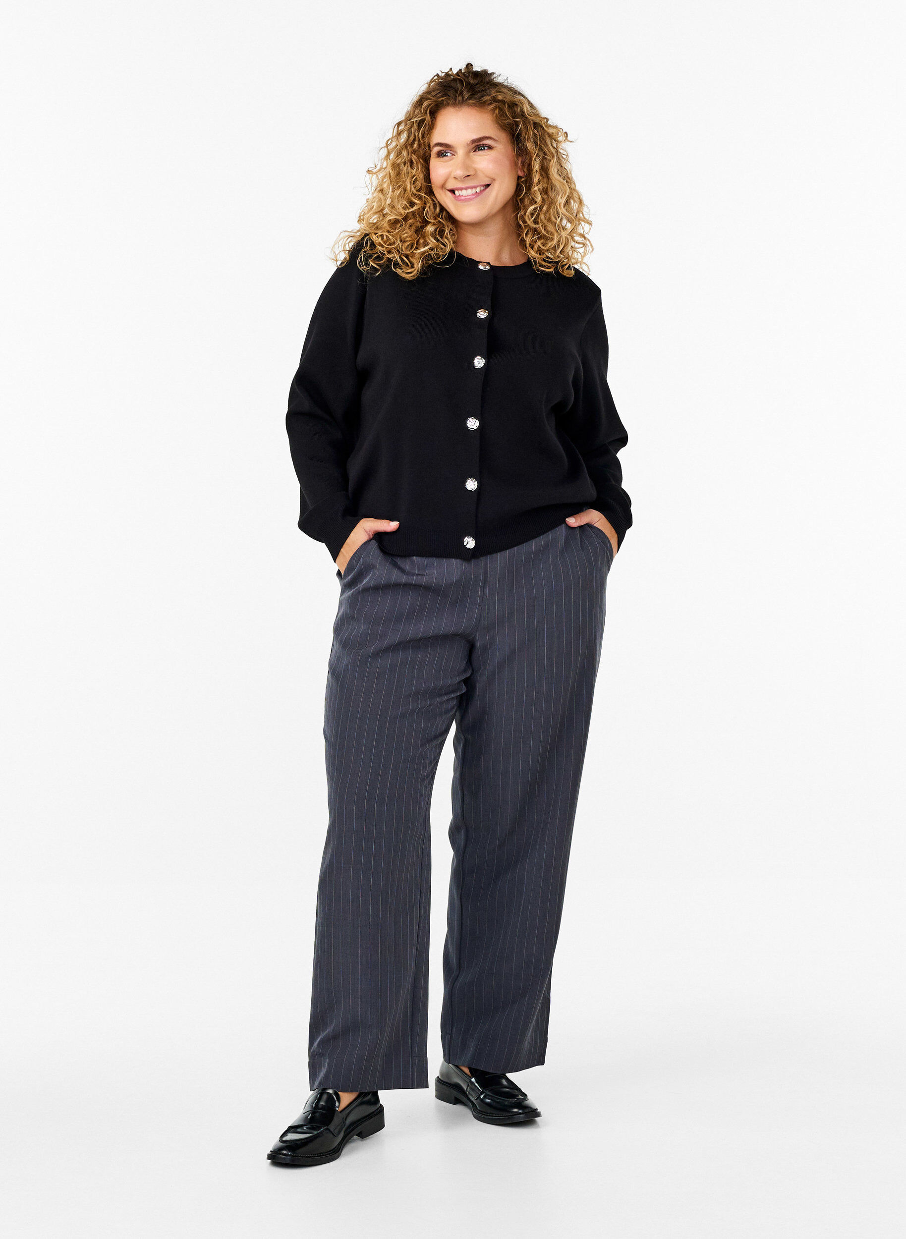 Zizzi Cardigan en maille avec boutons d&eacute;coratifs, Black, Model image number 2