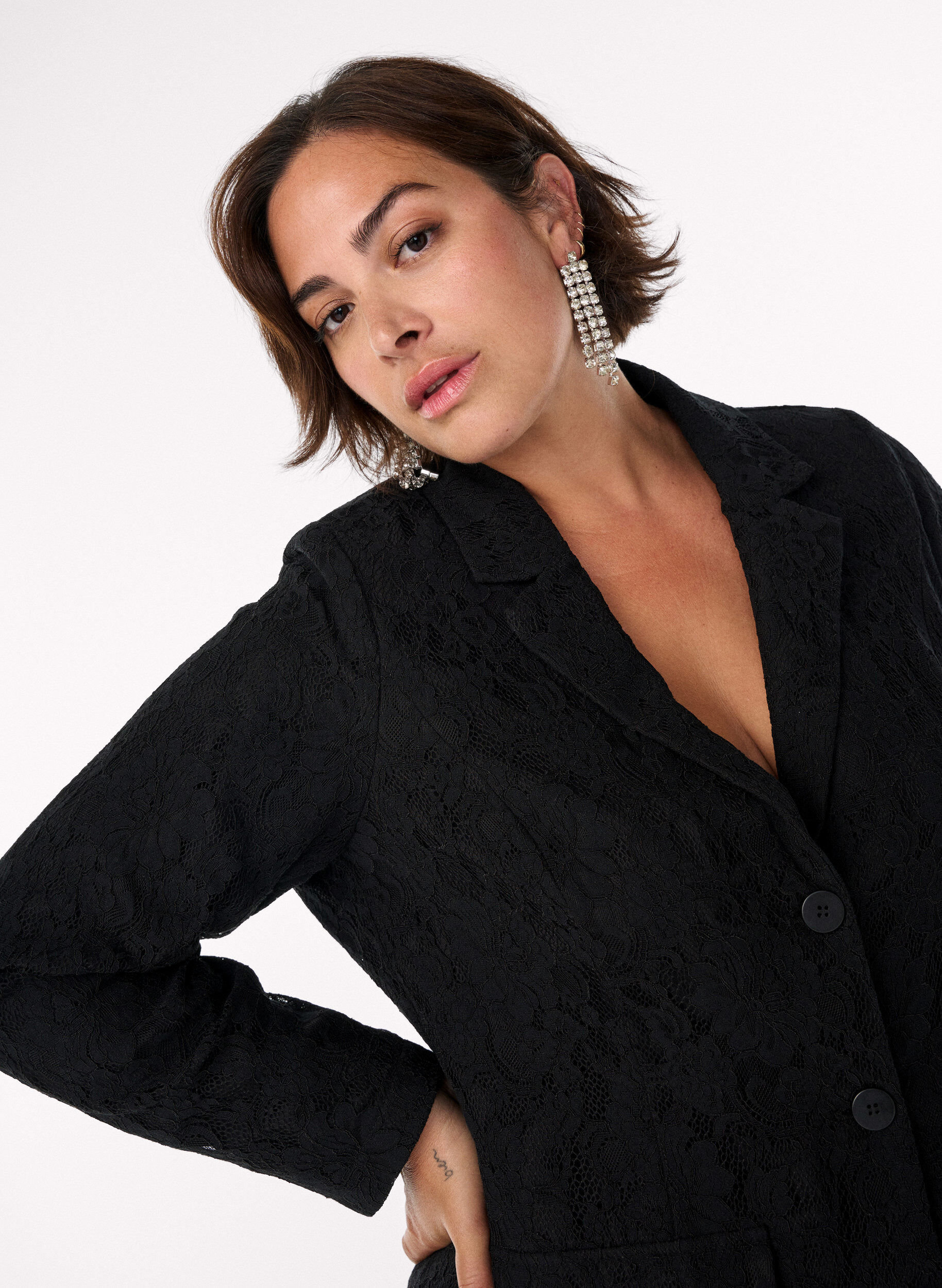 Zizzi Blazer en dentelle avec fermeture &agrave; boutons, Noir, Model image number 3