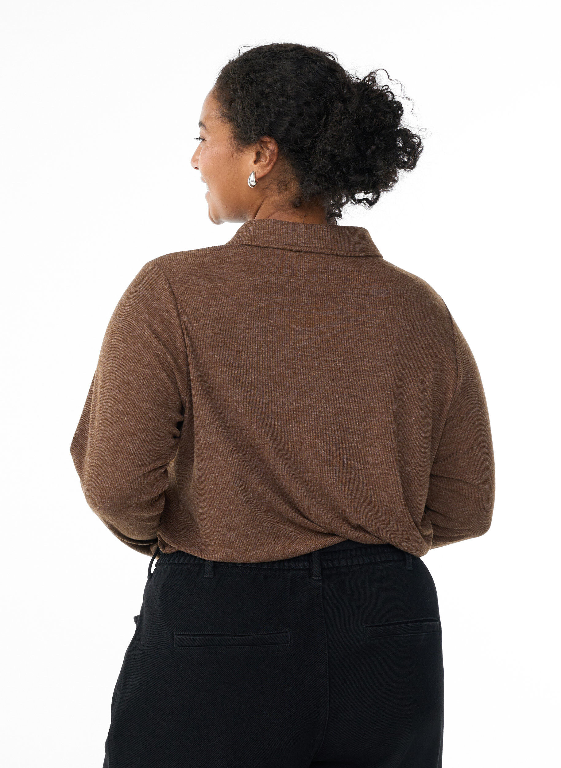 Zizzi Polo &agrave; manches longues en maille c&ocirc;tel&eacute;e extensible, Marron, Model image number 2
