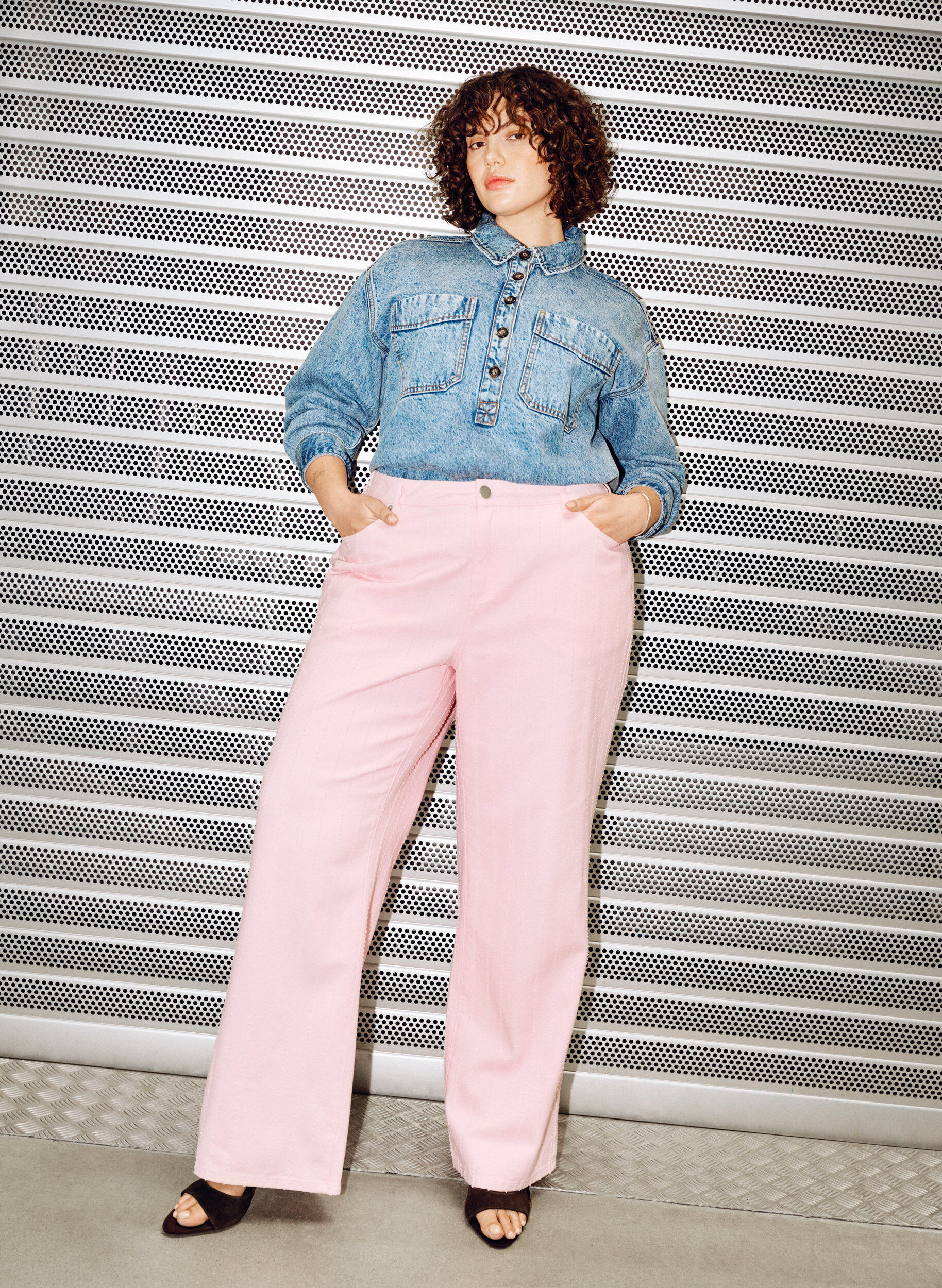 Zizzi Jean Myra coupe large en denim de couleur &agrave; motif textur&eacute;, Rose poudr&eacute;e, Image image number 0