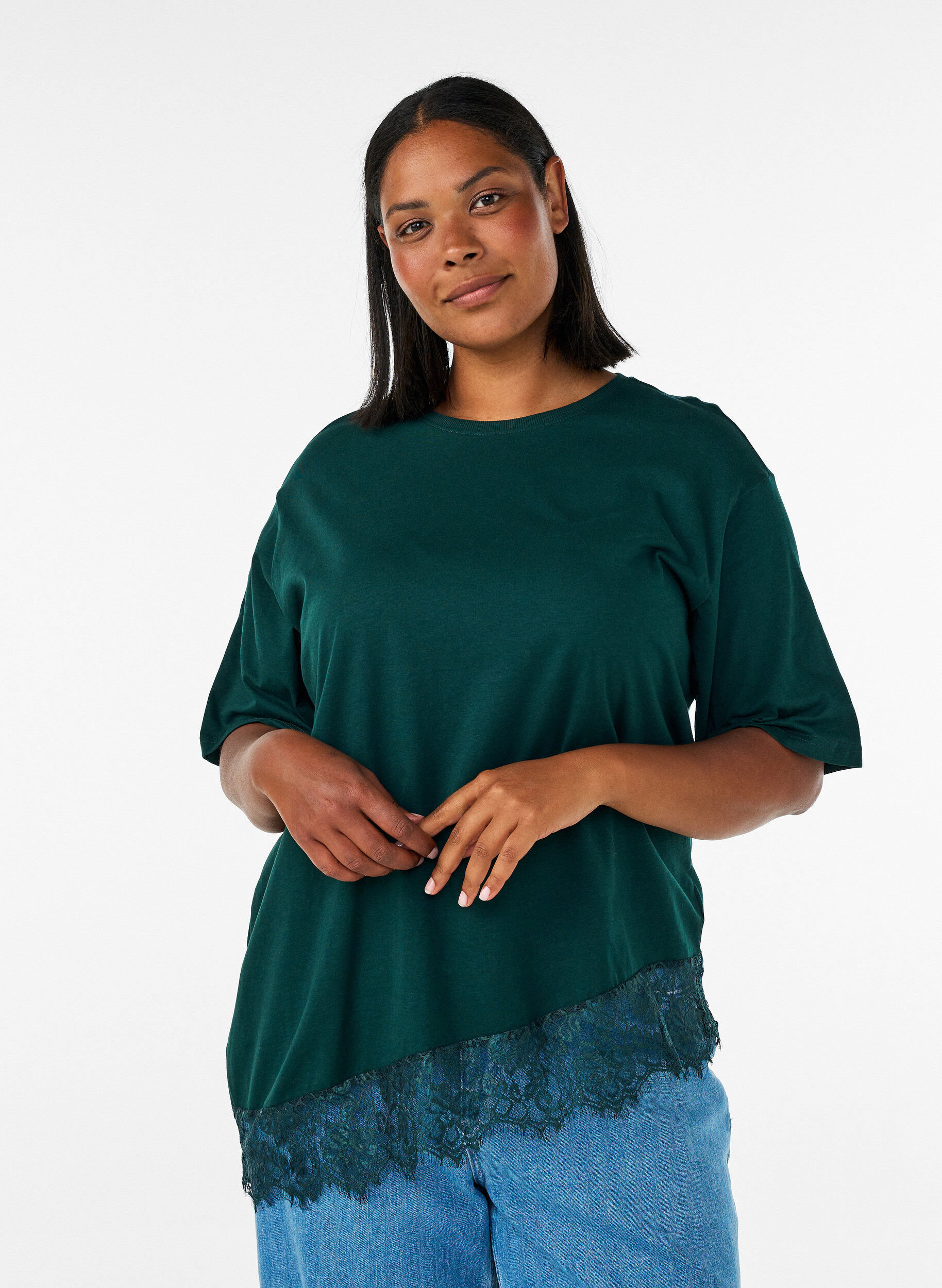 T-shirt avec ourlet asym&eacute;trique en dentelle, Vert fonc&eacute;, Model