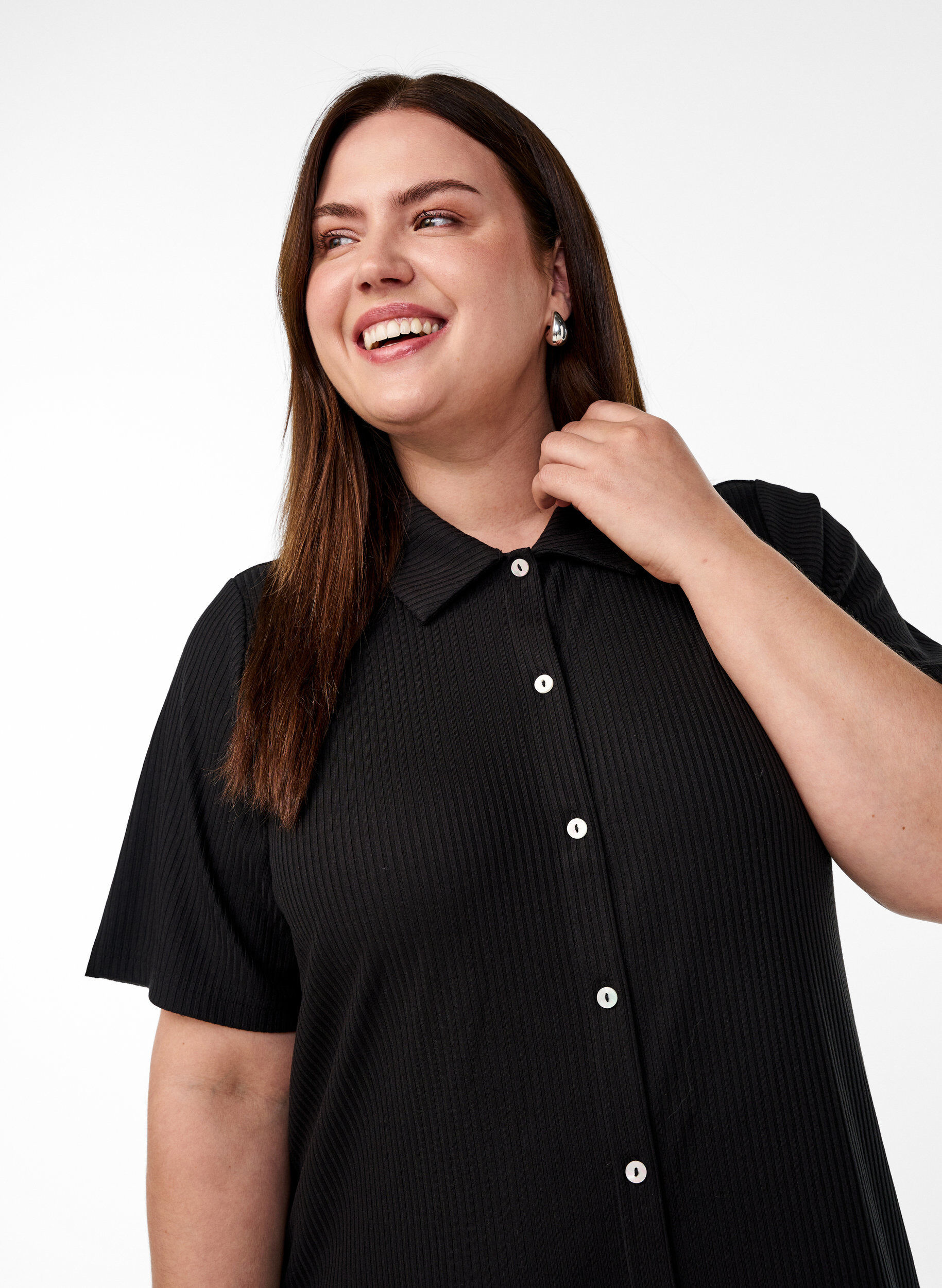 Zizzi Robe maxi en jersey avec col et manches courtes., Noir, Model image number 2