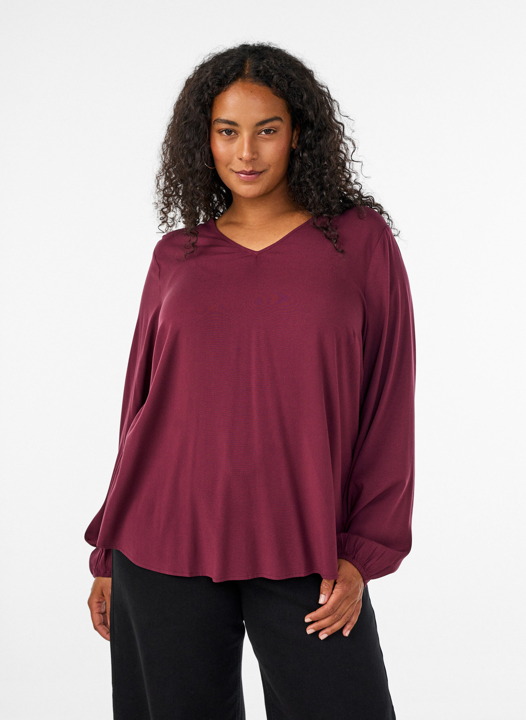 Blouse en viscose avec col en V et ourlet arrondi, Bordeaux, Model