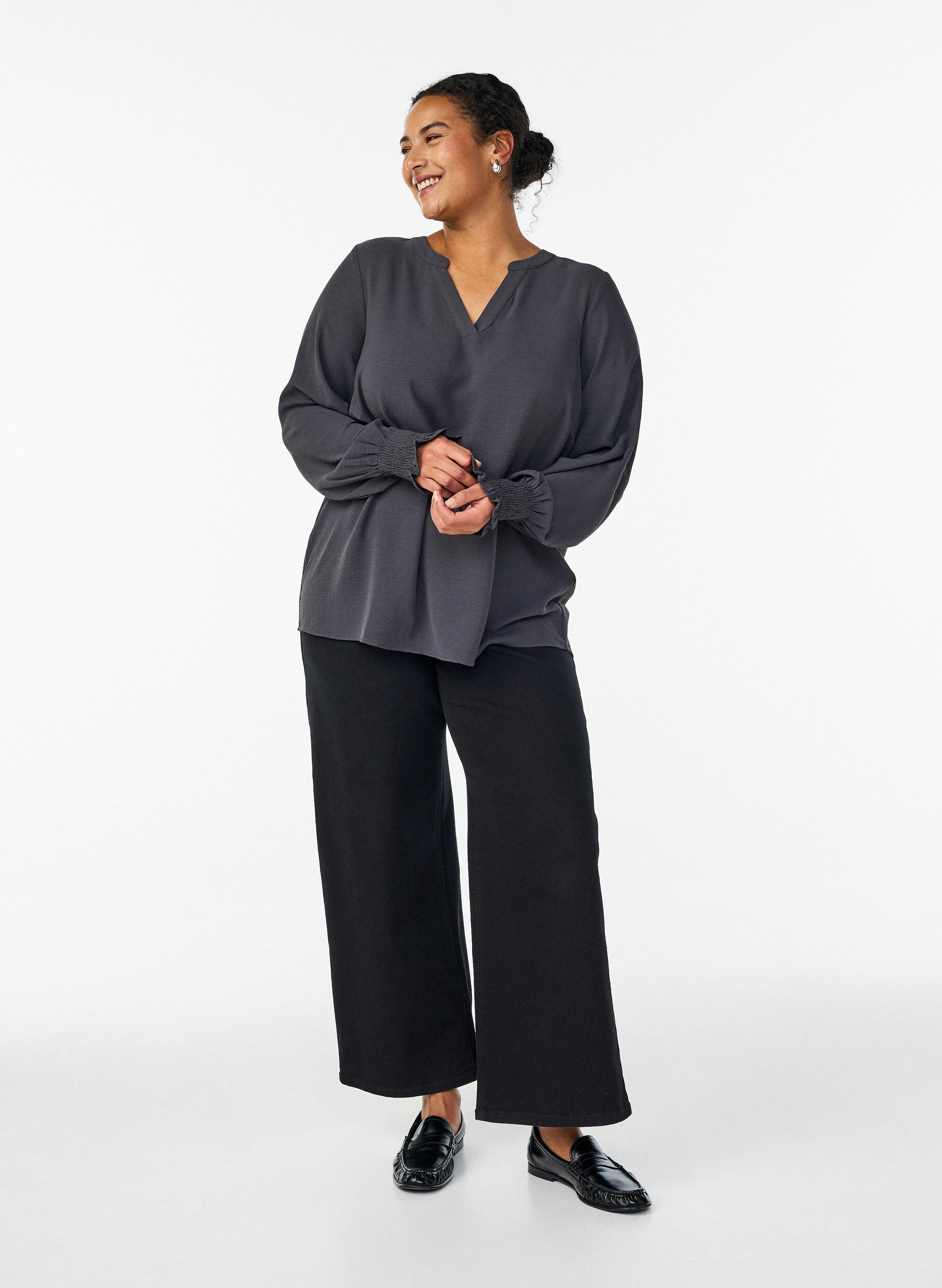 Zizzi Blouse avec poignets smock&eacute;s et col en V, Gris anthracite, Model image number 1