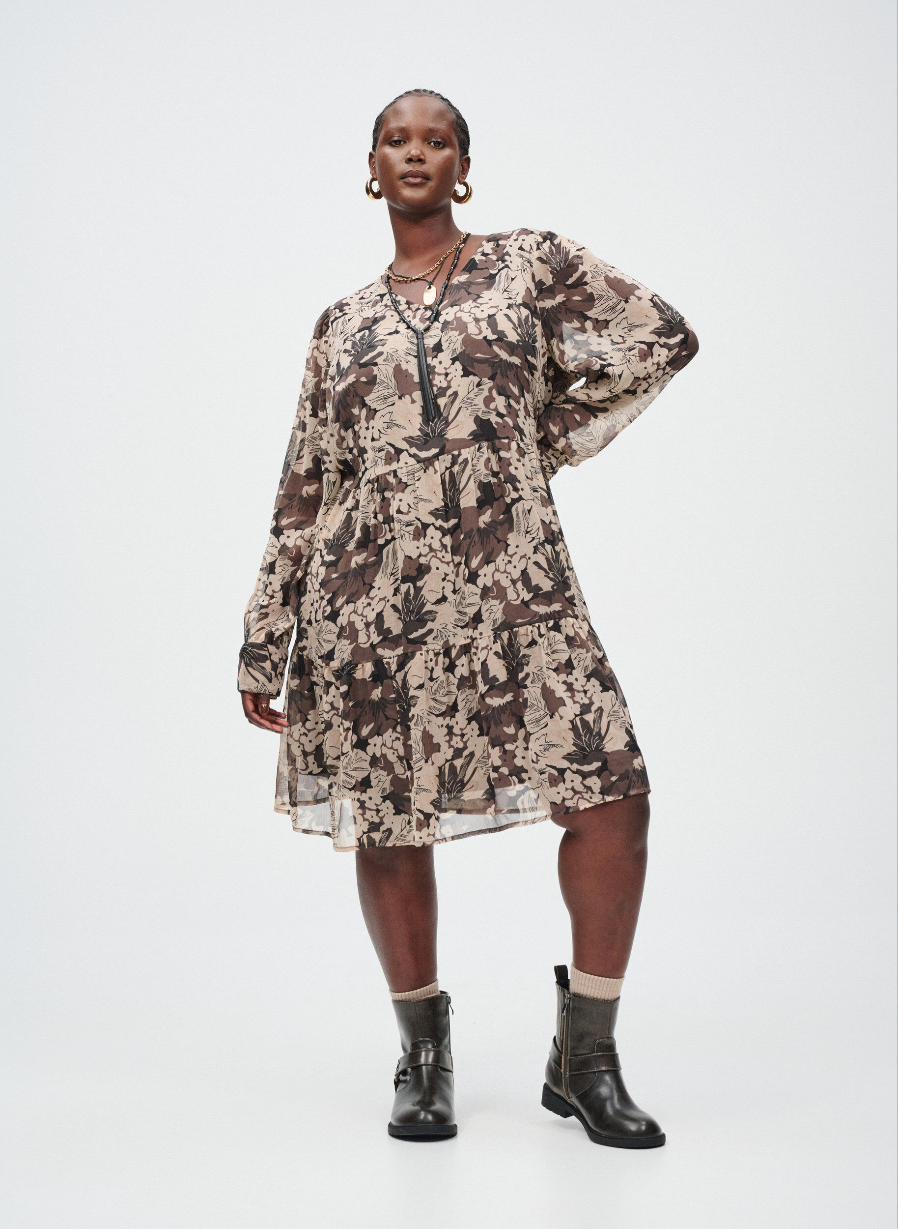 Zizzi Robe courte &agrave; coupe &eacute;vas&eacute;e avec imprim&eacute; floral, Noir, Image image number 0