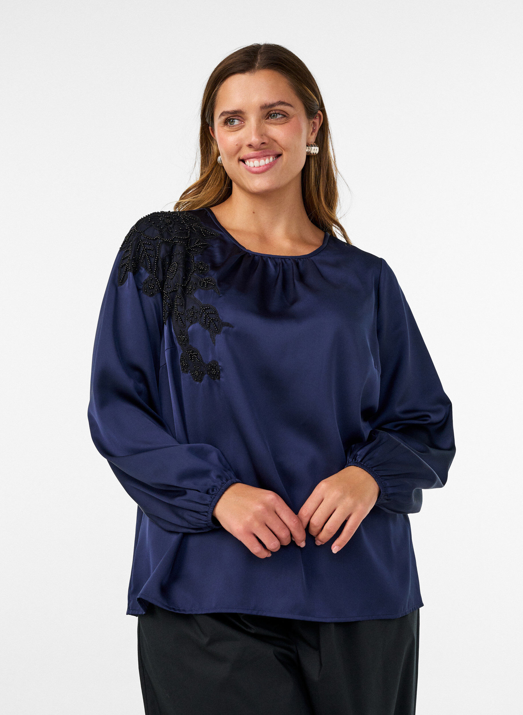 ZizziBlouse en satin avec appliqu&eacute; en dentelle et perles, Bleu, Model image number 0