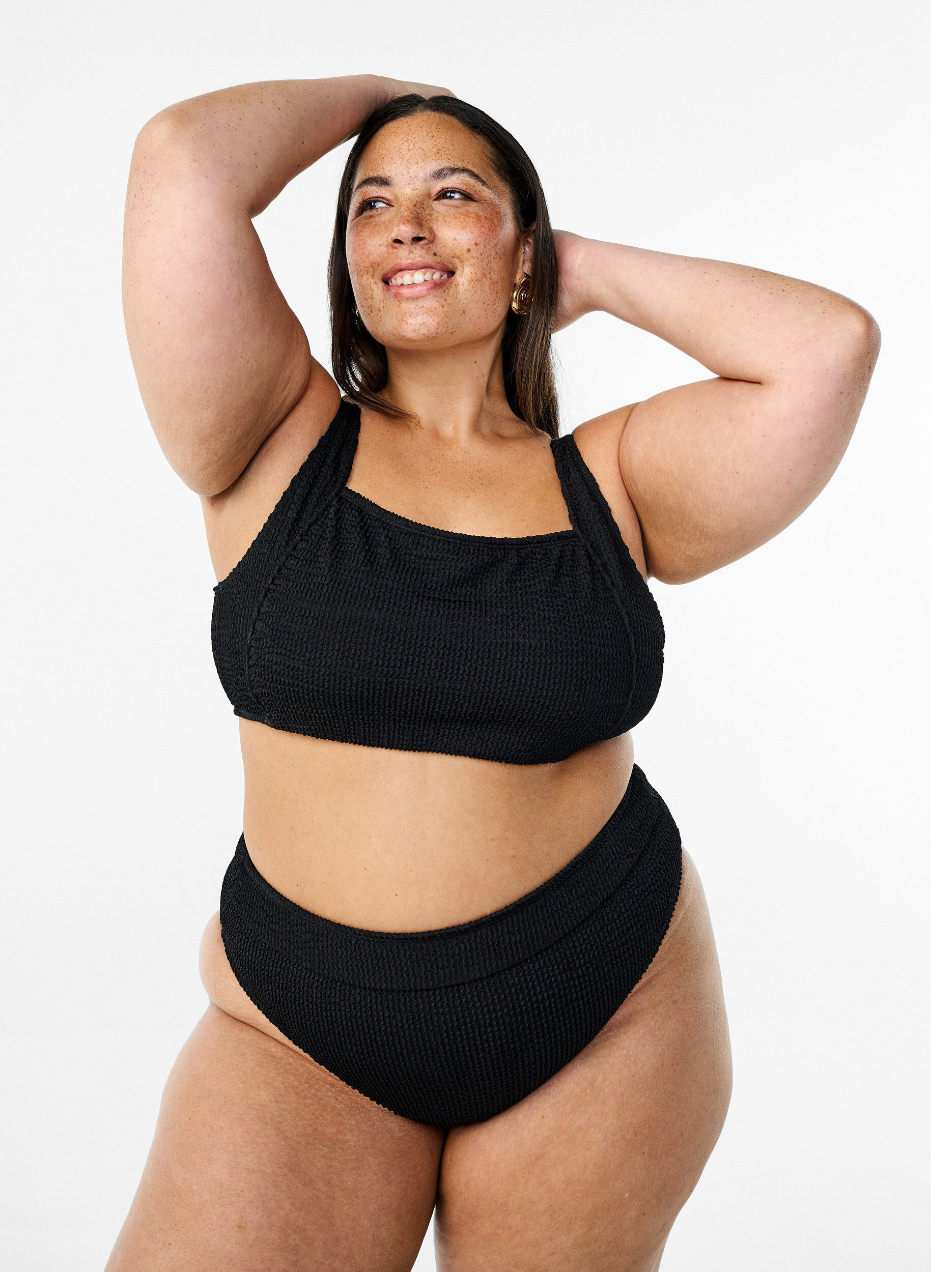 Bas de bikini br&eacute;silien en cr&ecirc;pe, Noir, Model