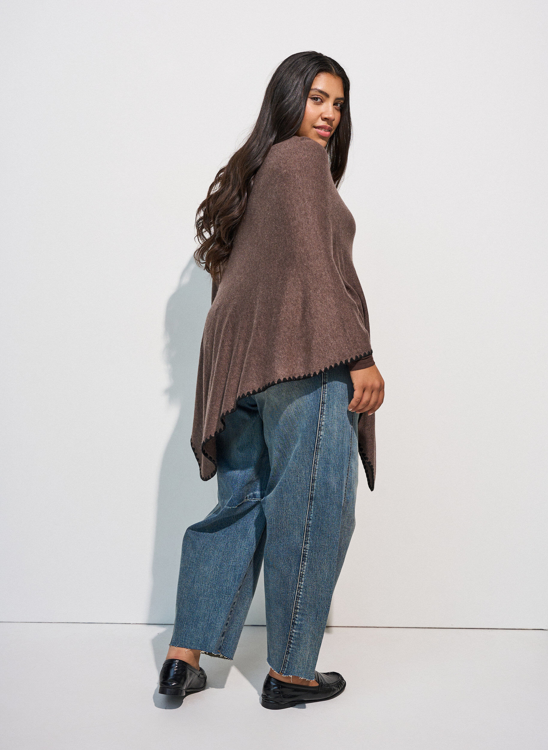ZizziPoncho en maille fine, Marron, Model image number 2