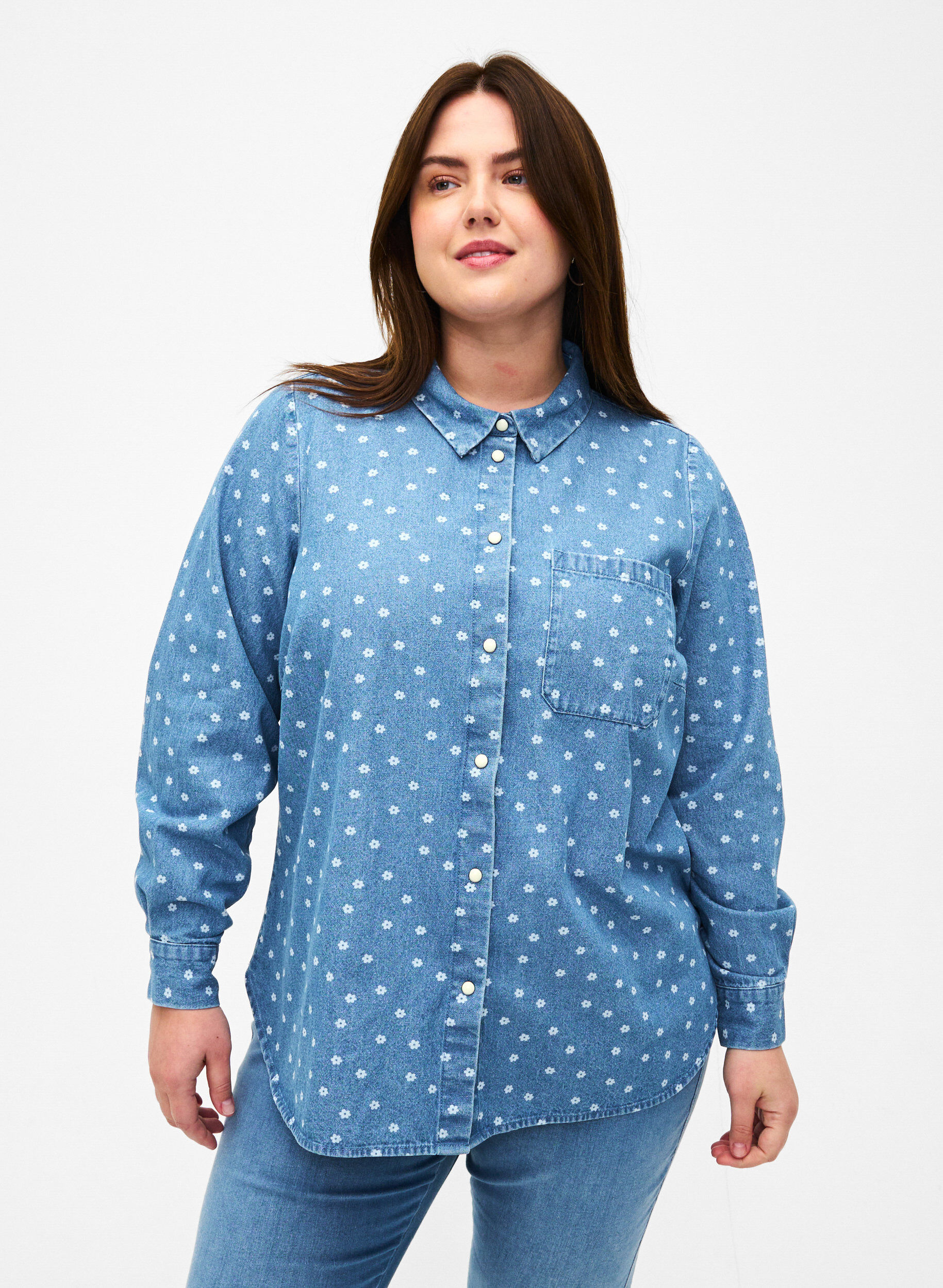 Zizzi Chemise en jean florale avec une poche de poitrine, Light Blue w.Flowers, Model image number 0