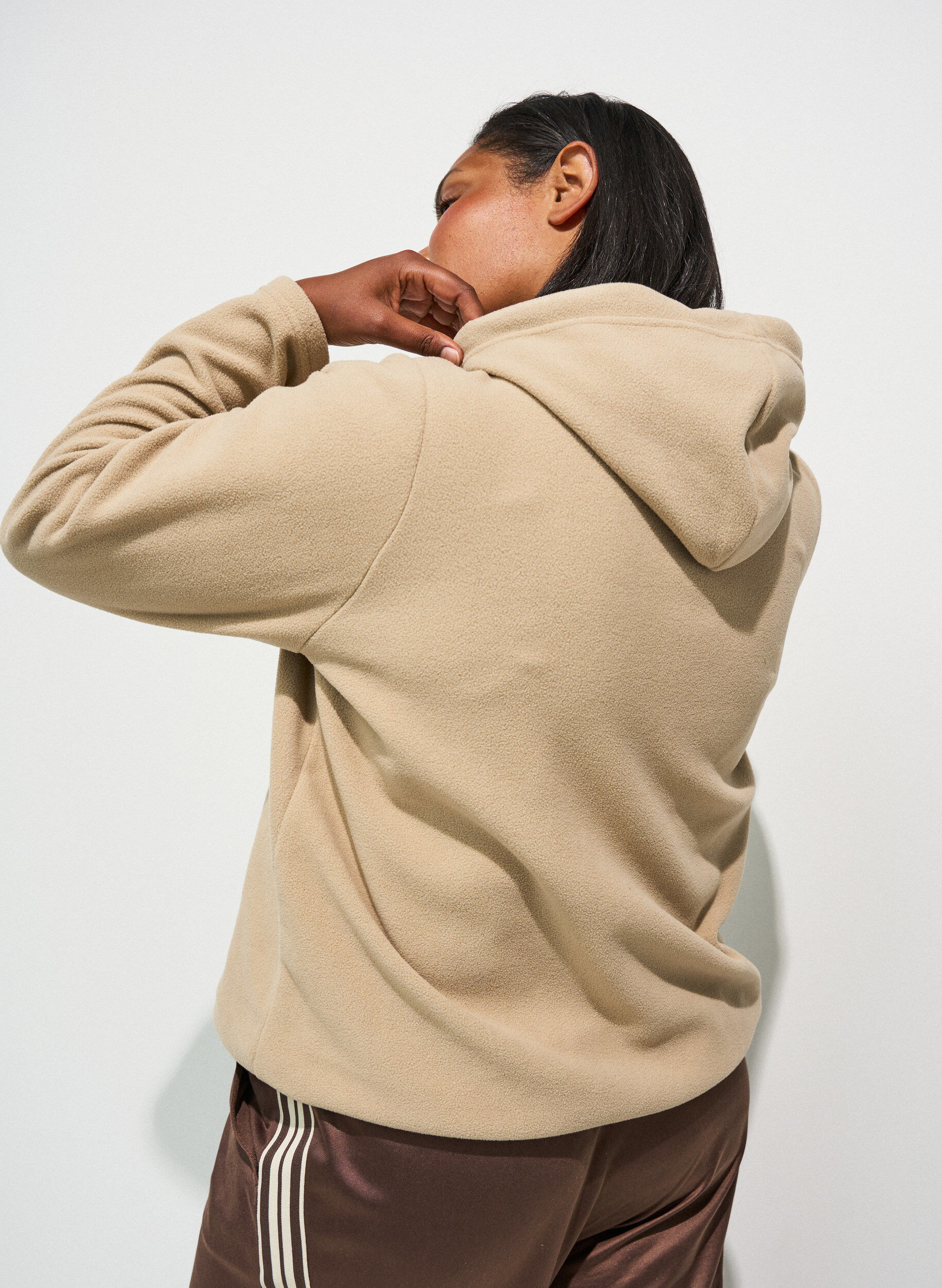 ZizziSweat &agrave; capuche en polaire avec col montant et texte brod&eacute;, Beige, Model image number 1