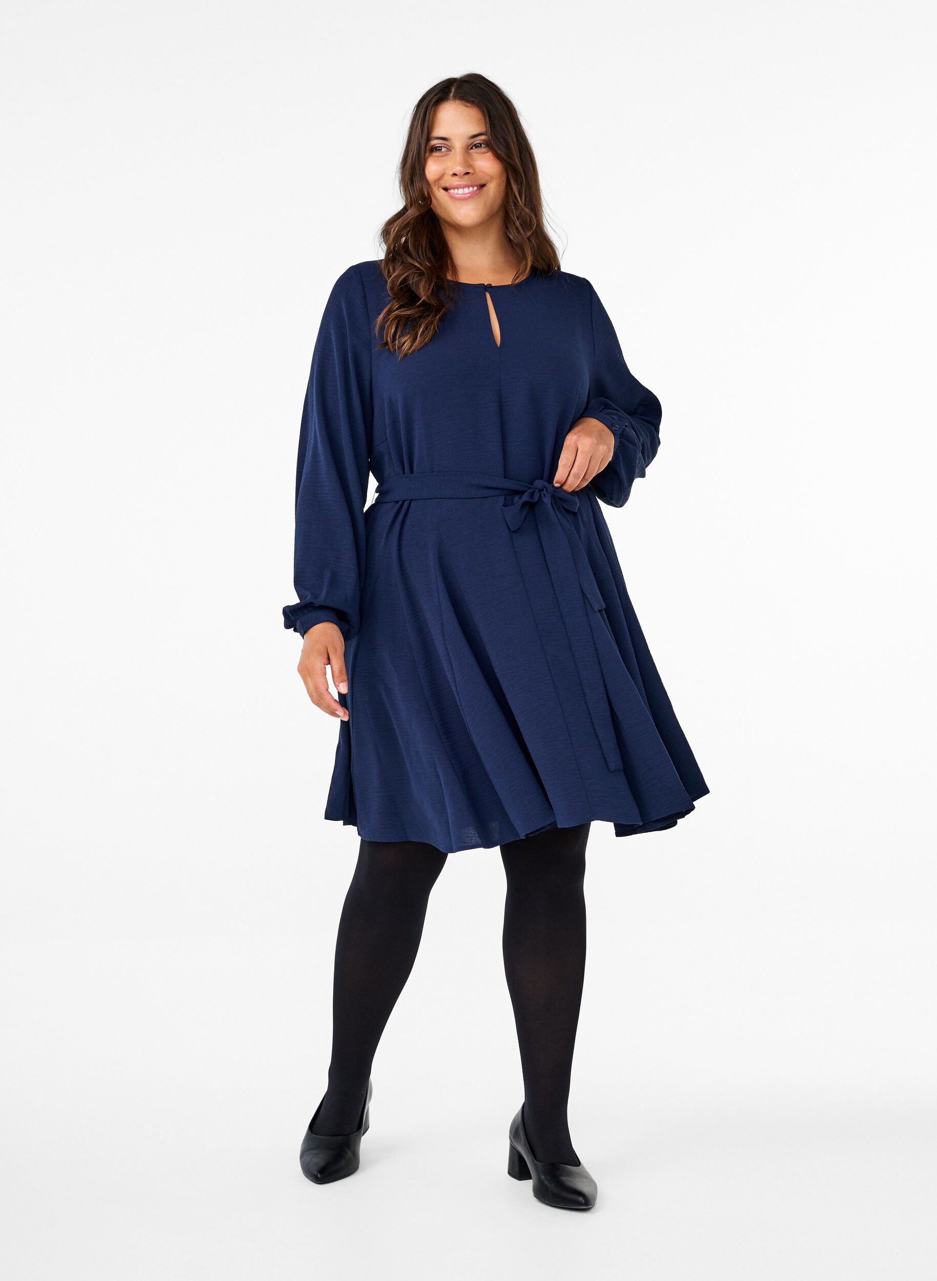 Zizzi Robe &agrave; manches longues avec ceinture &agrave; nouer, Navy Blazer, Model image number 2