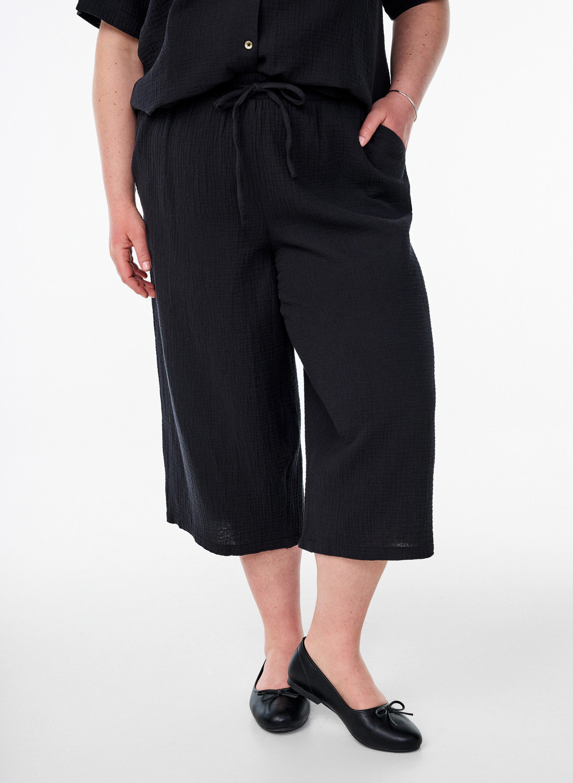 Zizzi Pantalon culotte taille haute, Noir, Model image number 2