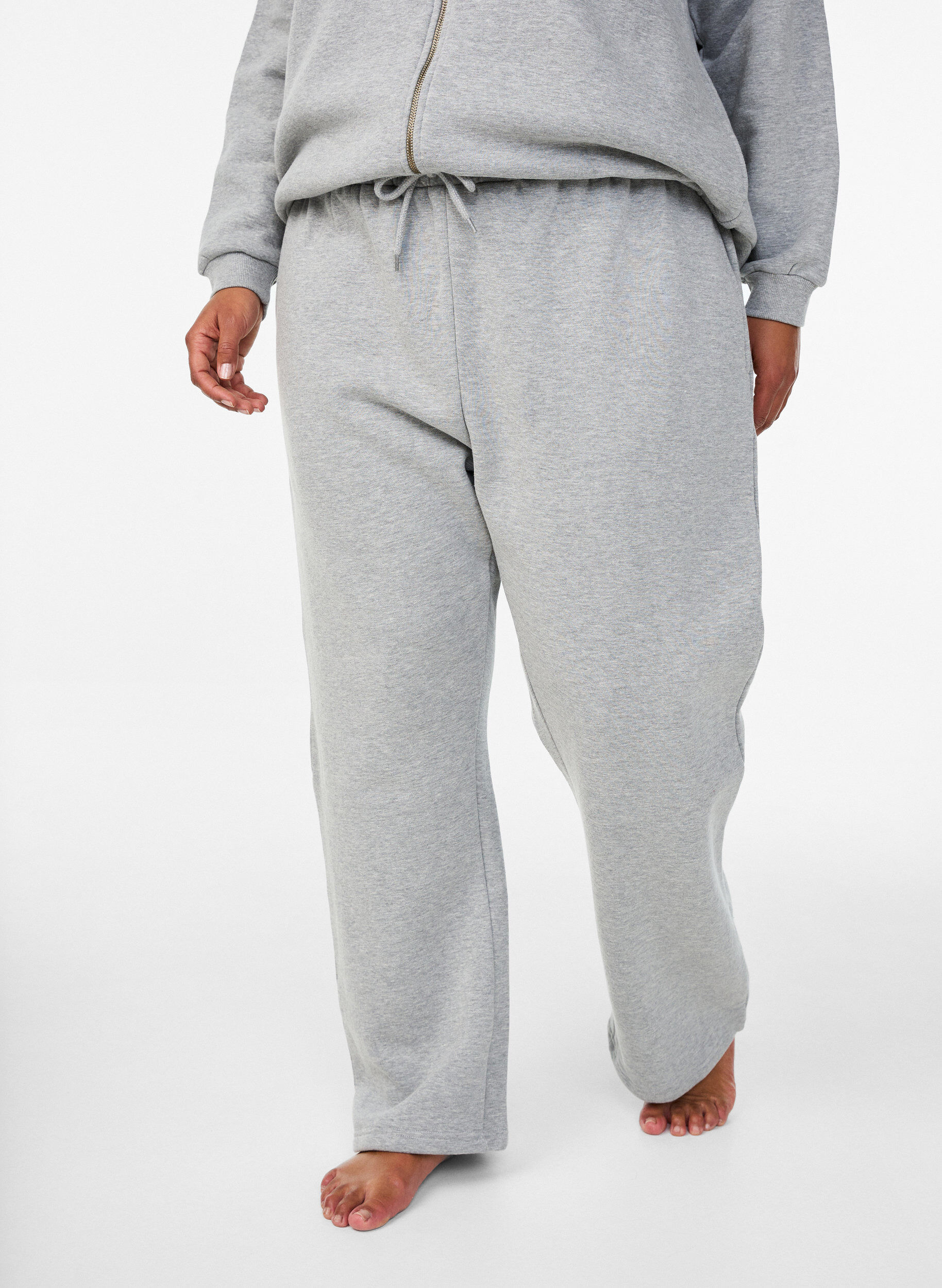 Zizzi Pantalon de jogging taille haute avec int&eacute;rieur bross&eacute;, Gris, Model image number 2