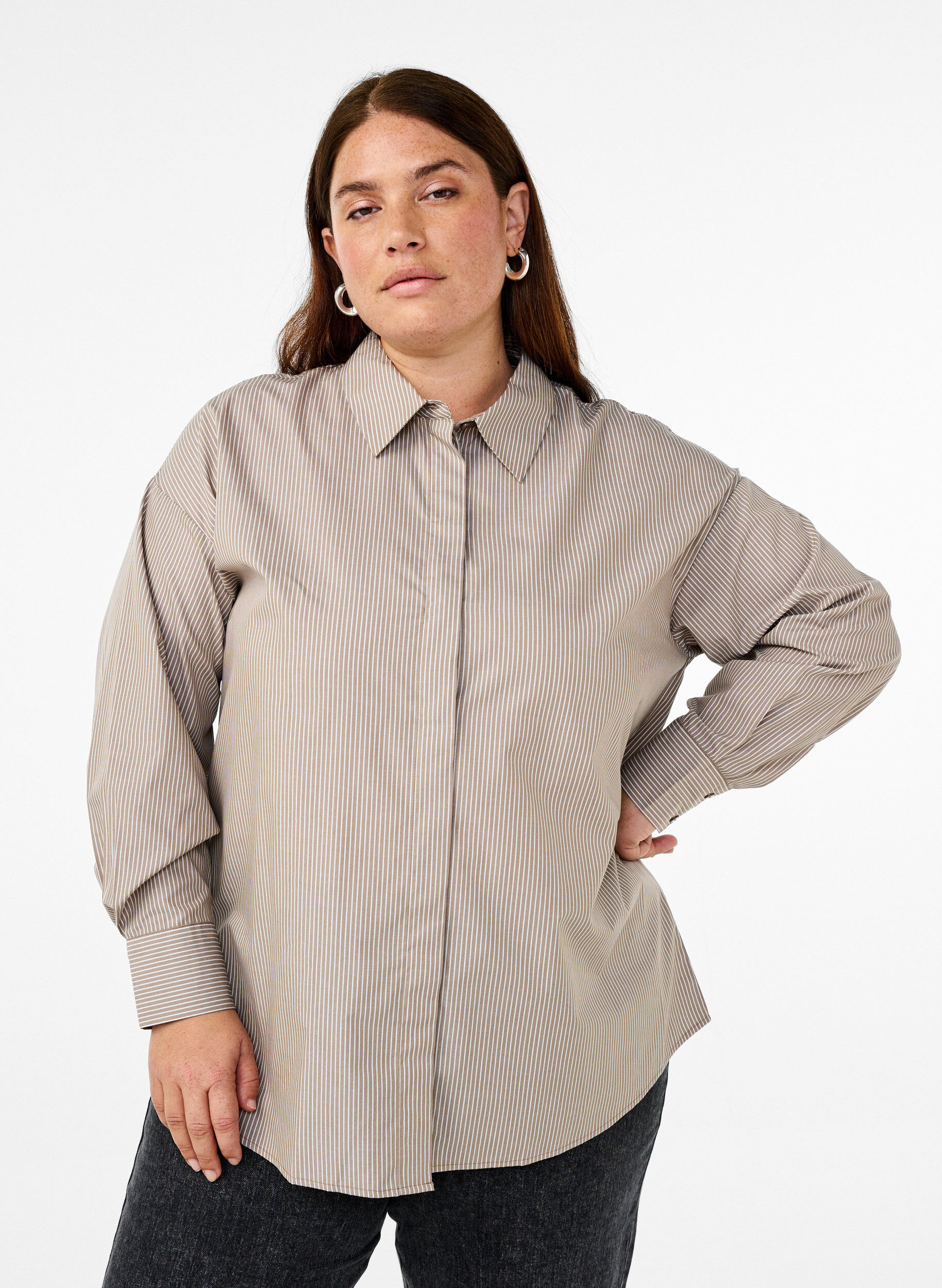 Zizzi Chemise ray&eacute;e ample &agrave; manches longues, Marron, Model image number 0