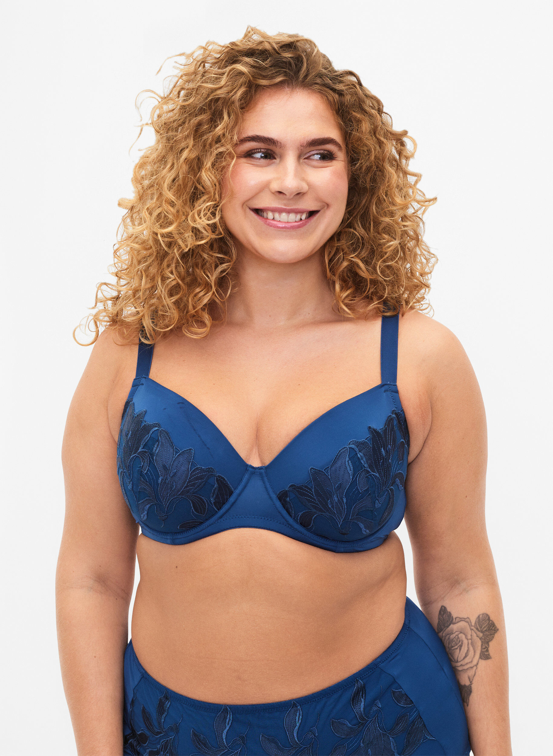 Zizzi Soutien-gorge &agrave; armatures rembourr&eacute; avec de la dentelle, Bleu, Model image number 0