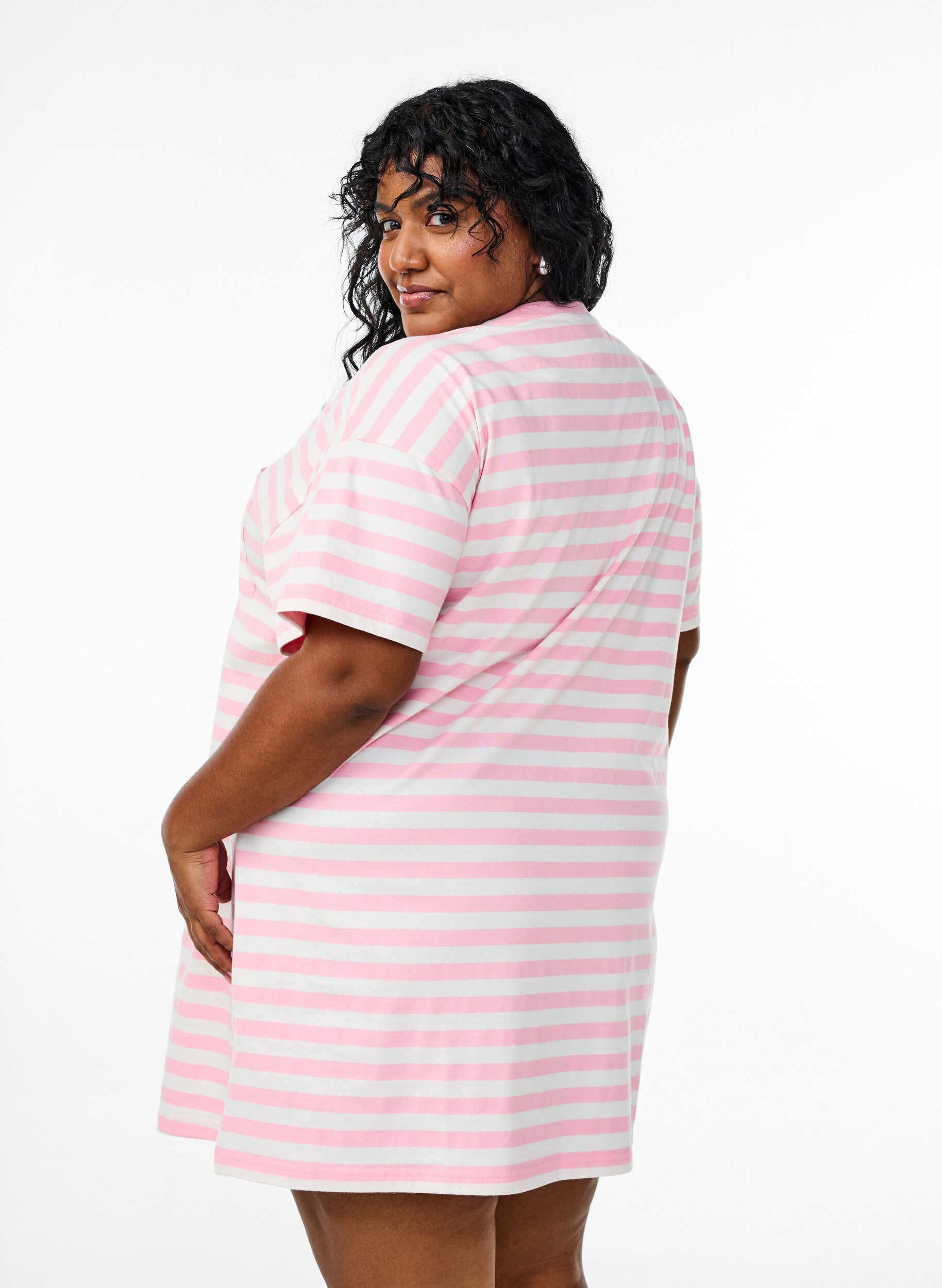 Zizzi T-shirt de nuit longue en coton bio &agrave; rayures, Rose, Model image number 2