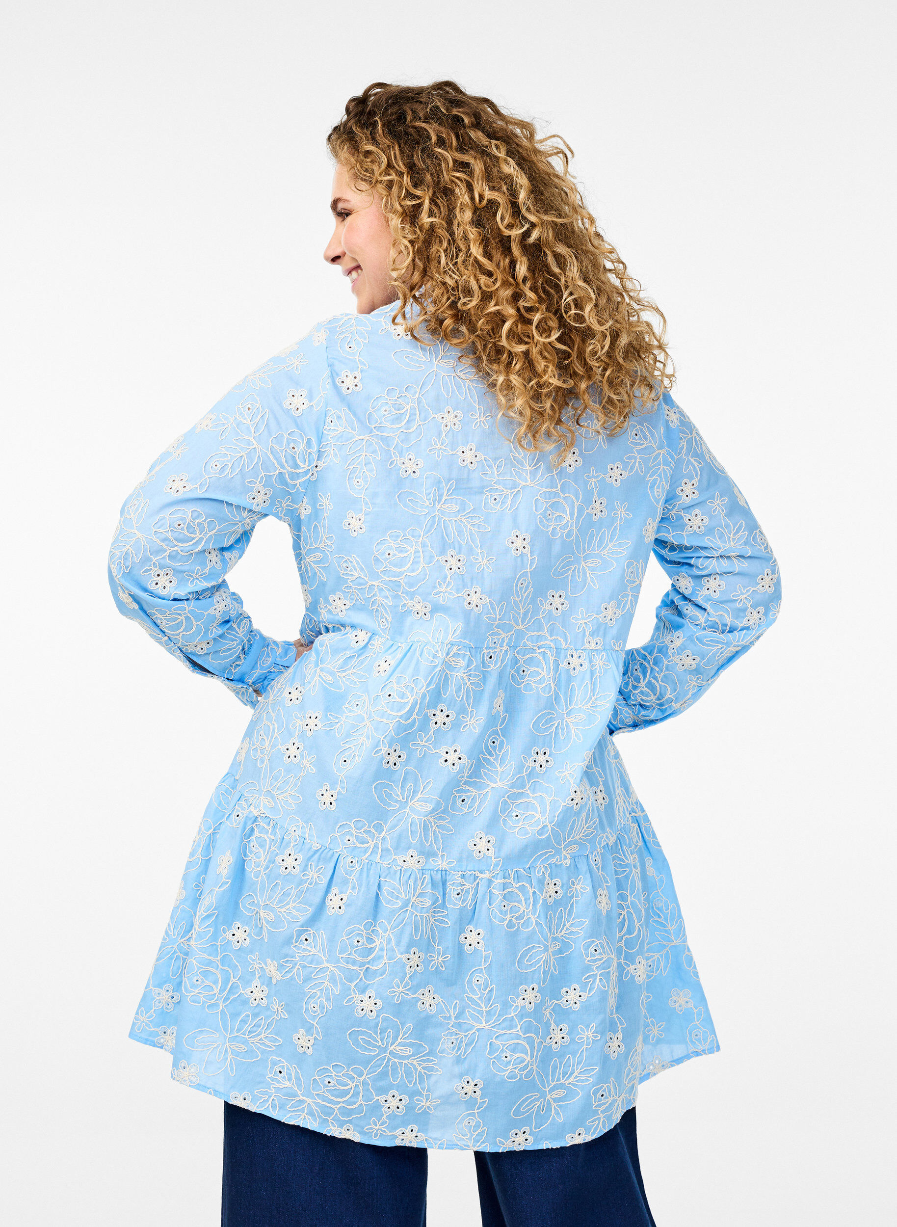 Zizzi Robe &agrave; fleurs brod&eacute;es et manches longues, Bleu Clair, Model image number 2