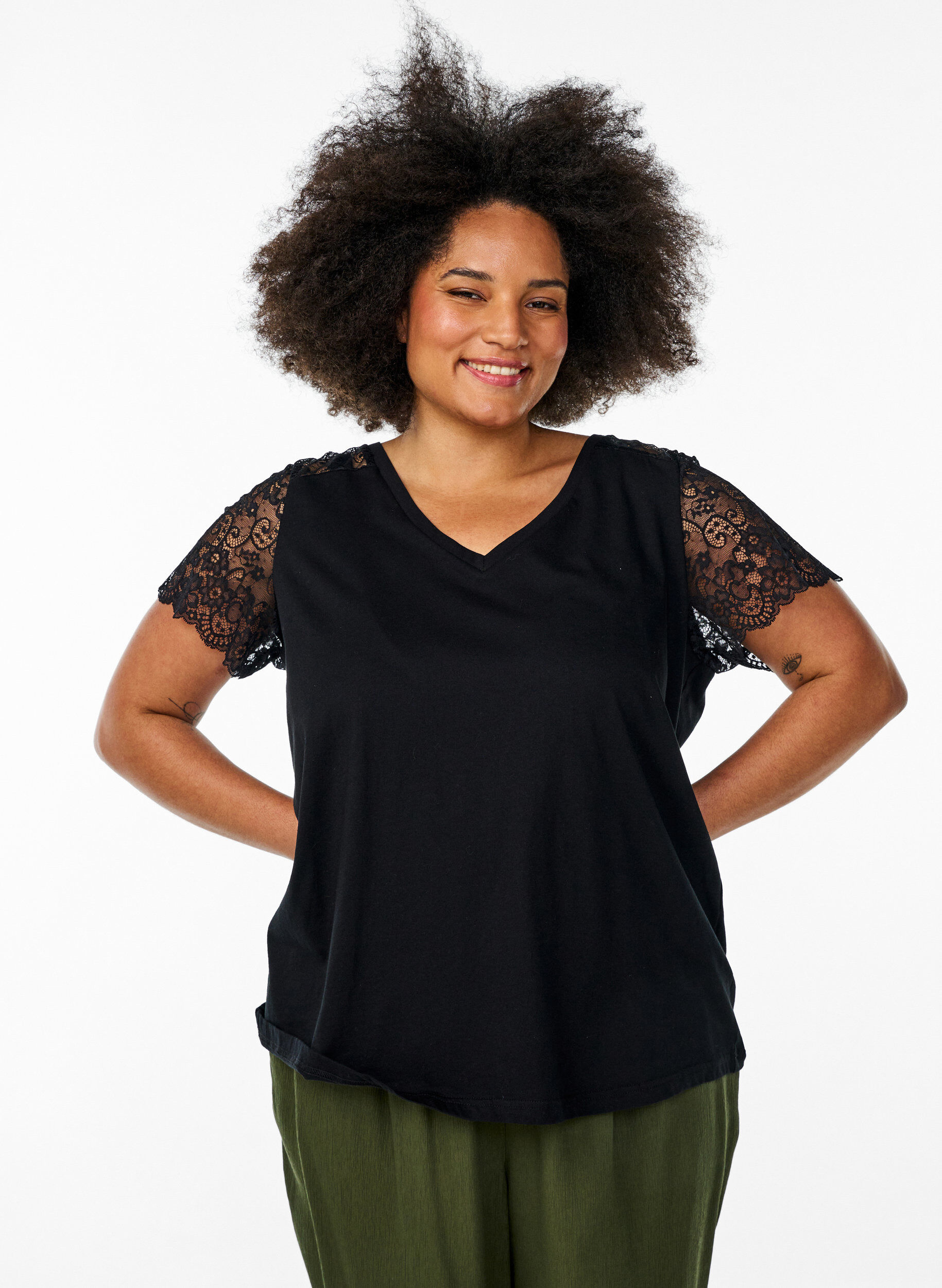 Zizzi T-shirt en coton avec manches courtes en dentelle, Noir, Model image number 0