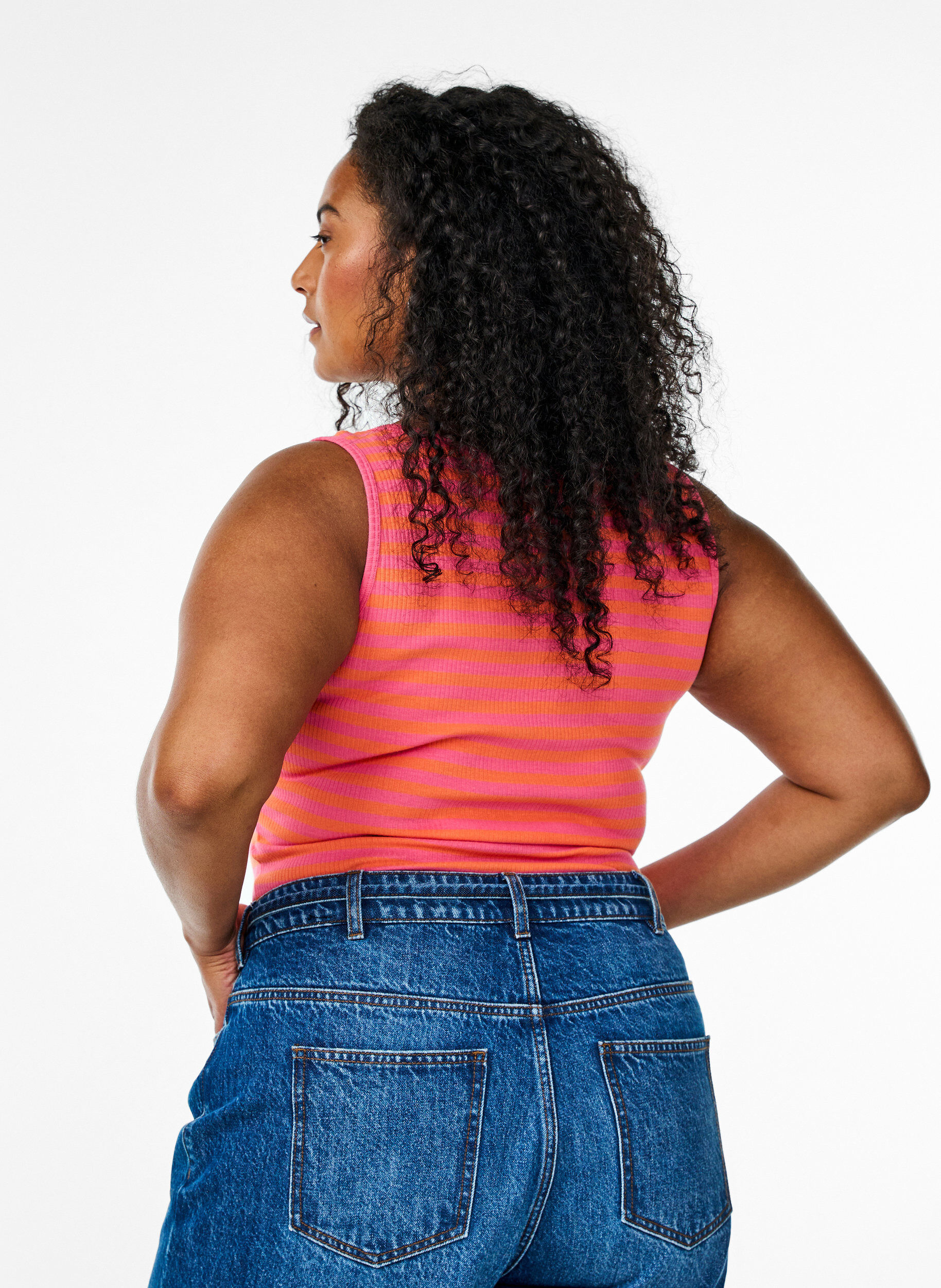 Zizzi D&eacute;bardeur &agrave; rayures avec une structure c&ocirc;tel&eacute;e, Melon B.Gum Stripe, Model image number 1