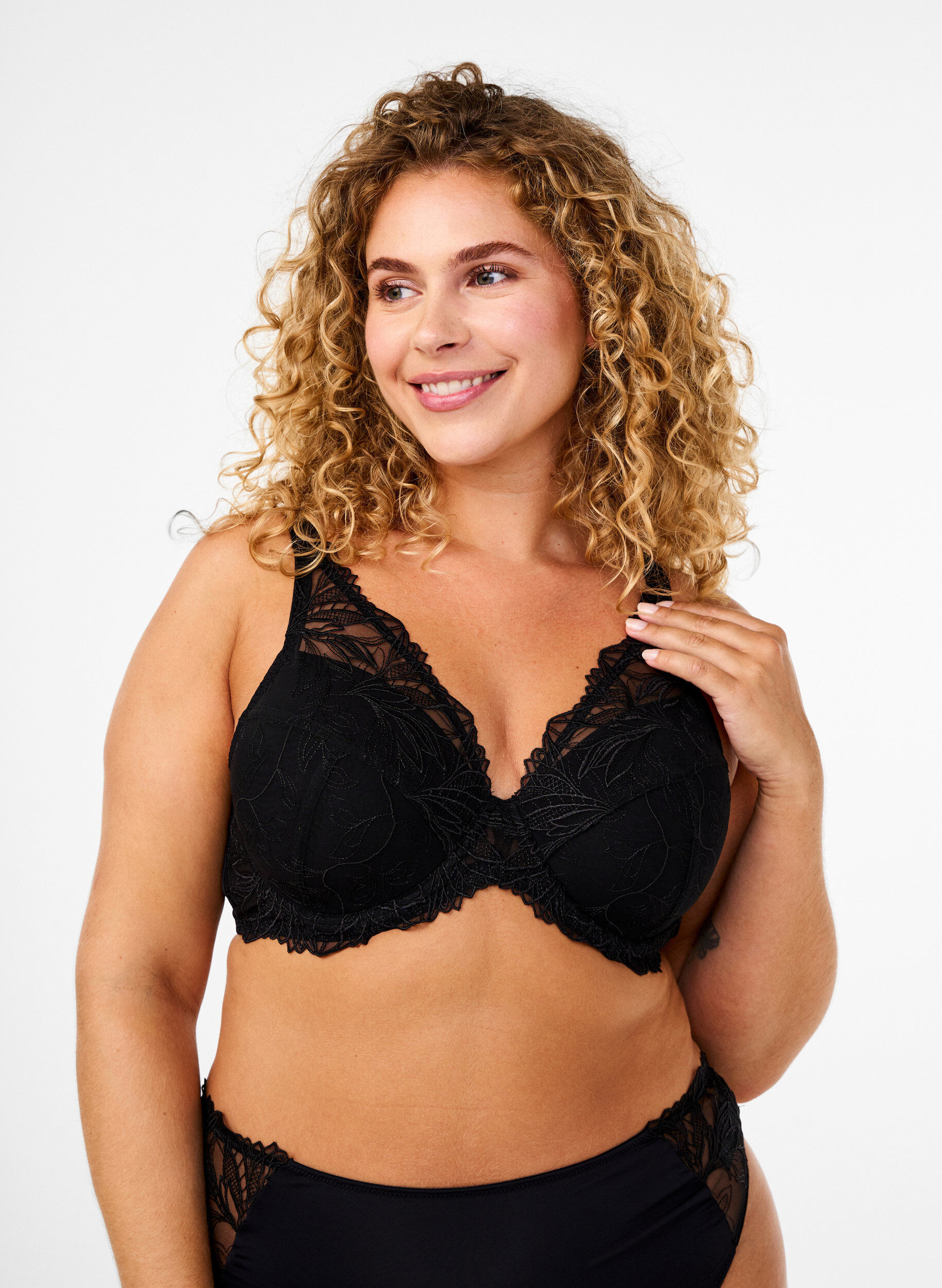 Soutien-gorge en dentelle rembourr&eacute; avec armature, Noir, Model