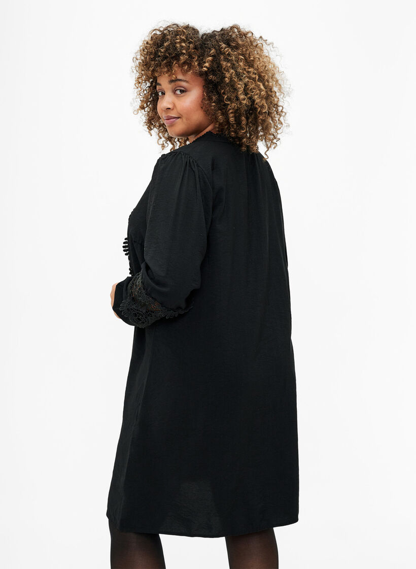 Robe en viscose avec détails au crochet, Black, Model image number 1