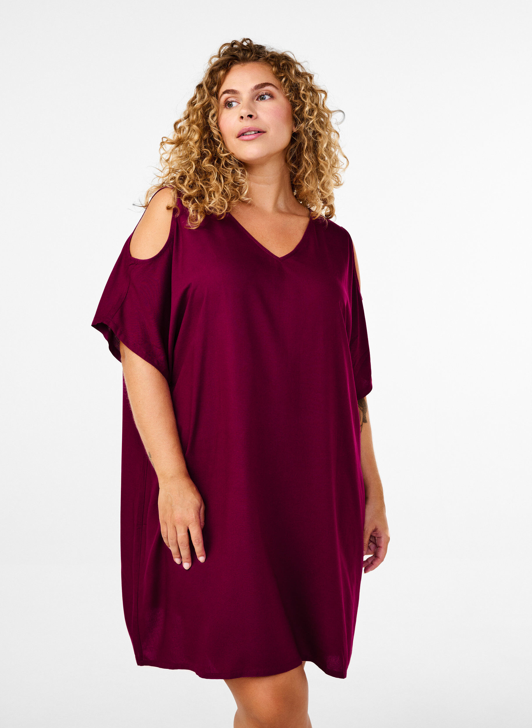 Zizzi Robe de plage en viscose avec d&eacute;tails sur les &eacute;paules, Bordeaux, Model image number 0