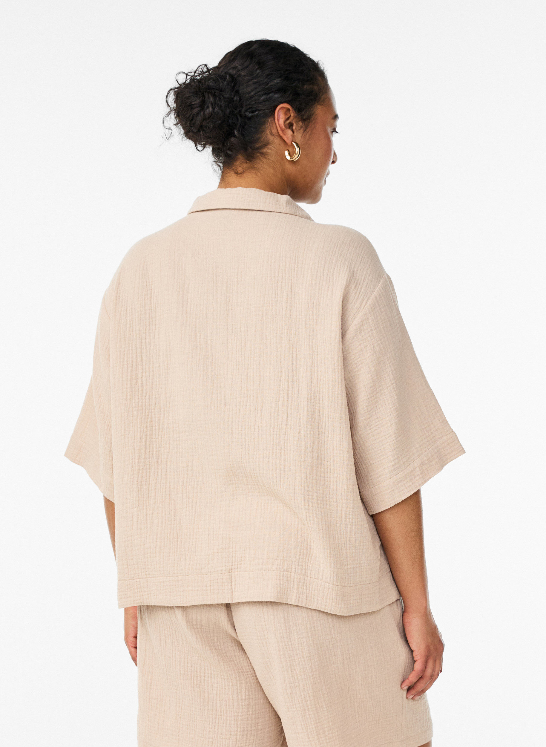 Zizzi Chemise en mousseline de coton avec d&eacute;tails brod&eacute;s, Beige, Model image number 2