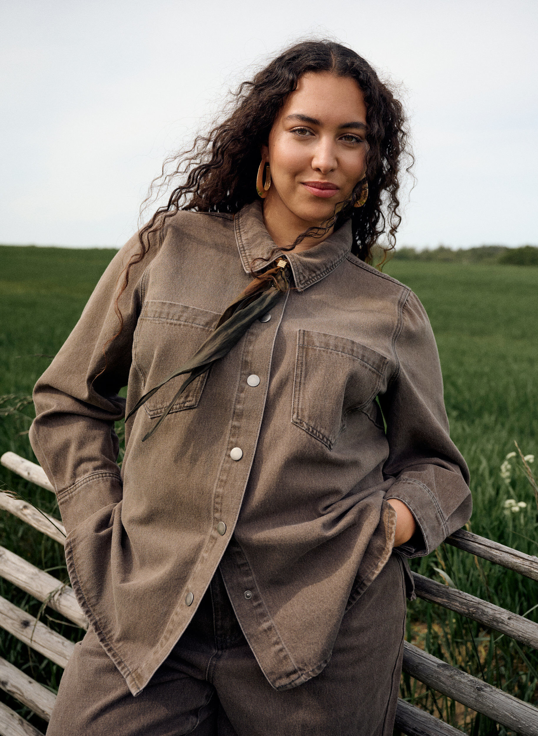 Zizzi Chemise en jean color&eacute; avec poches poitrine, Marron, Image image number 0