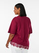 T-shirt avec ourlet asym&eacute;trique en dentelle, Rouge, Model image number 2
