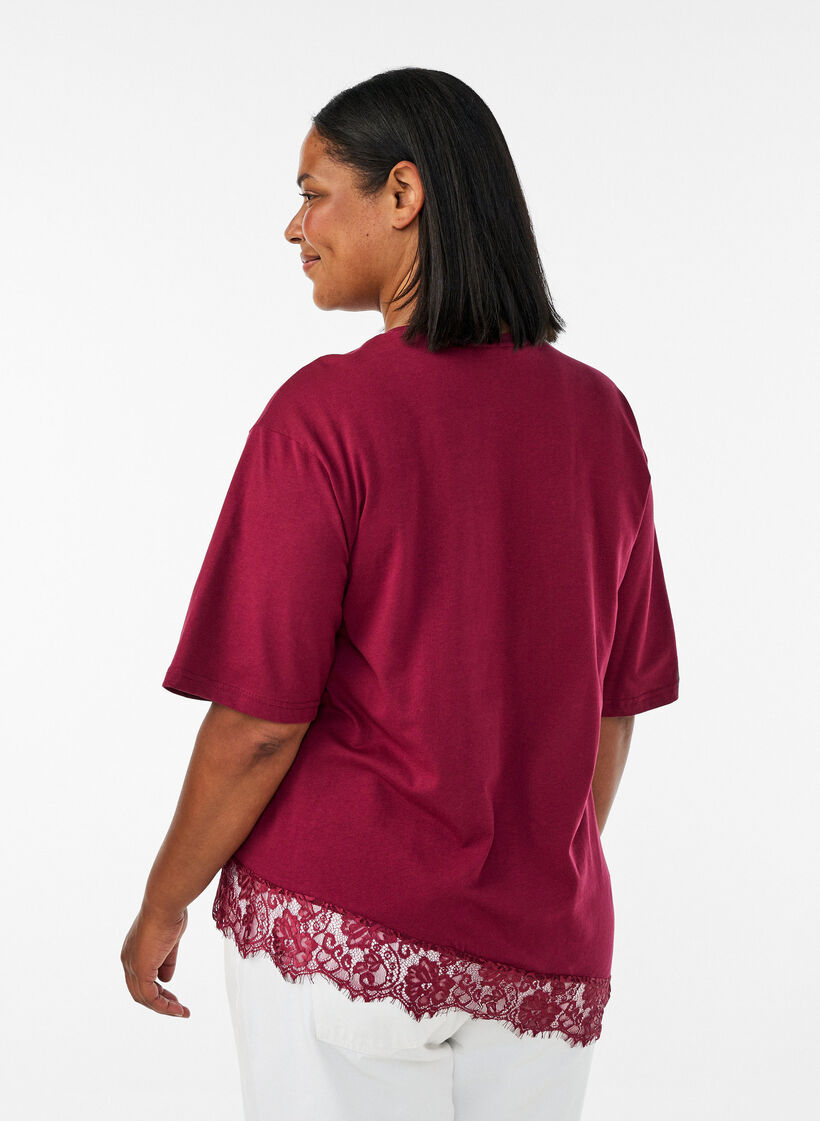 T-shirt avec ourlet asym&eacute;trique en dentelle, Rouge, Model image number 2